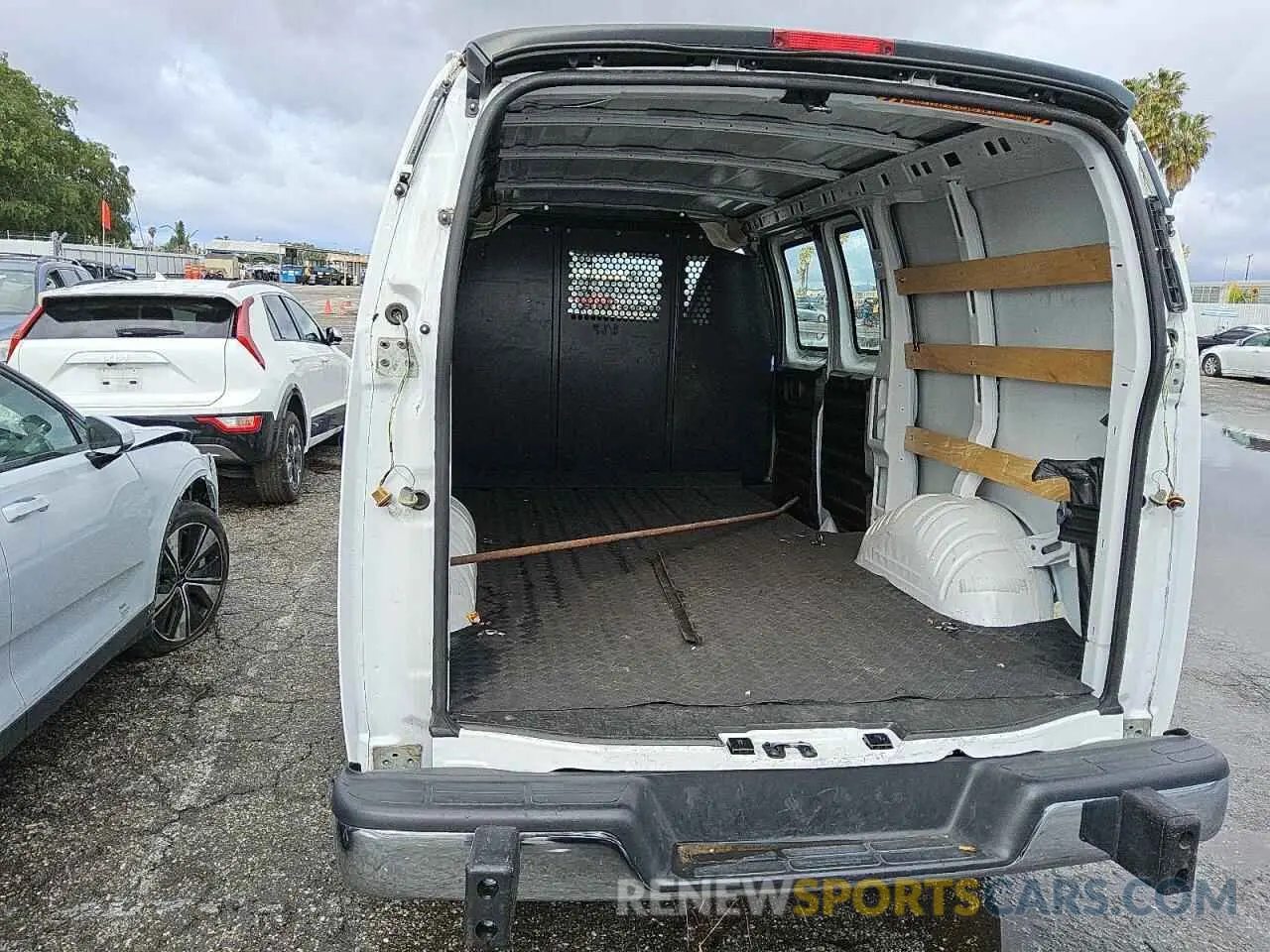 6 fotografías del automóvil dañado 1GCWGAFP3P1178778 CHEVROLET EXPRESS 2023