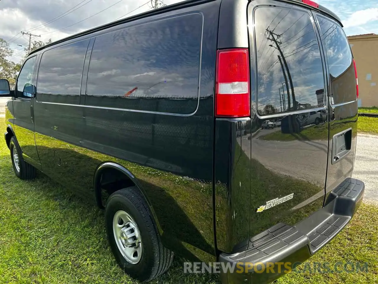 3 fotografías del automóvil dañado 1GCWGAFP5P1162145 CHEVROLET EXPRESS 2023