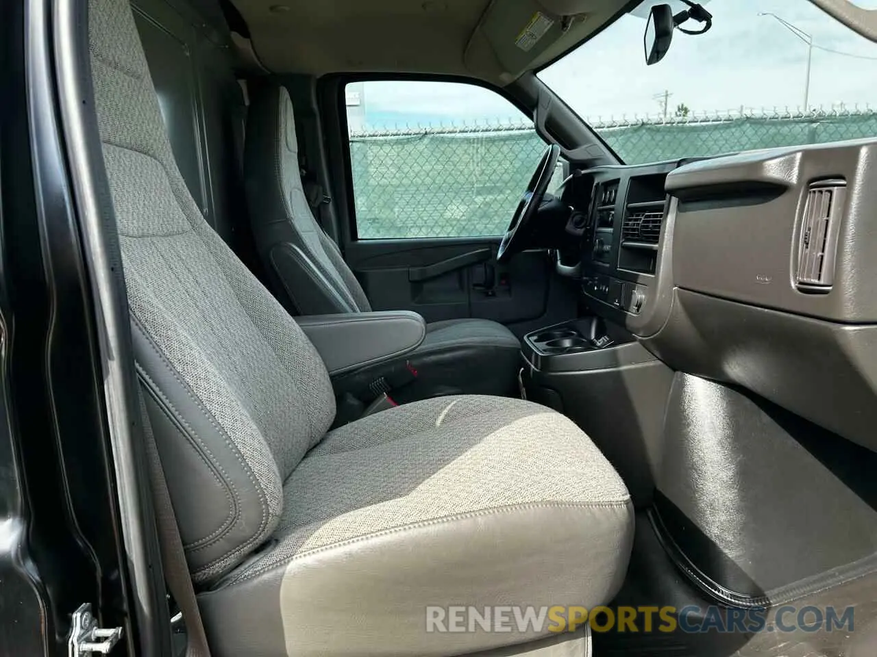 5 fotografías del automóvil dañado 1GCWGAFP5P1162145 CHEVROLET EXPRESS 2023