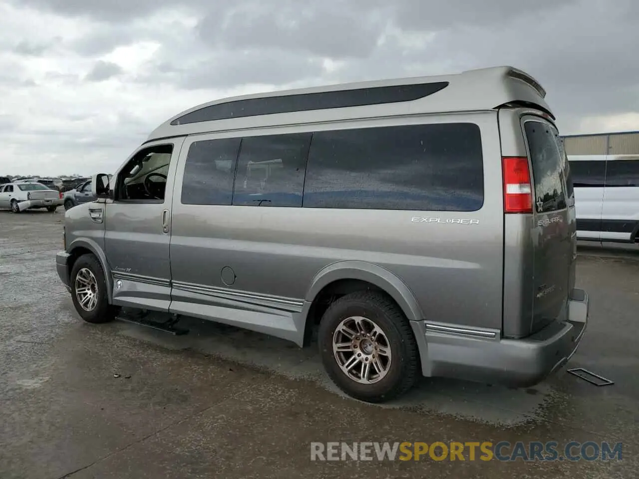 2 fotografías del automóvil dañado 1GCWGAFP6P1121734 CHEVROLET EXPRESS 2023
