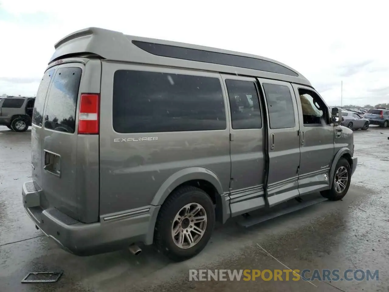 3 fotografías del automóvil dañado 1GCWGAFP6P1121734 CHEVROLET EXPRESS 2023