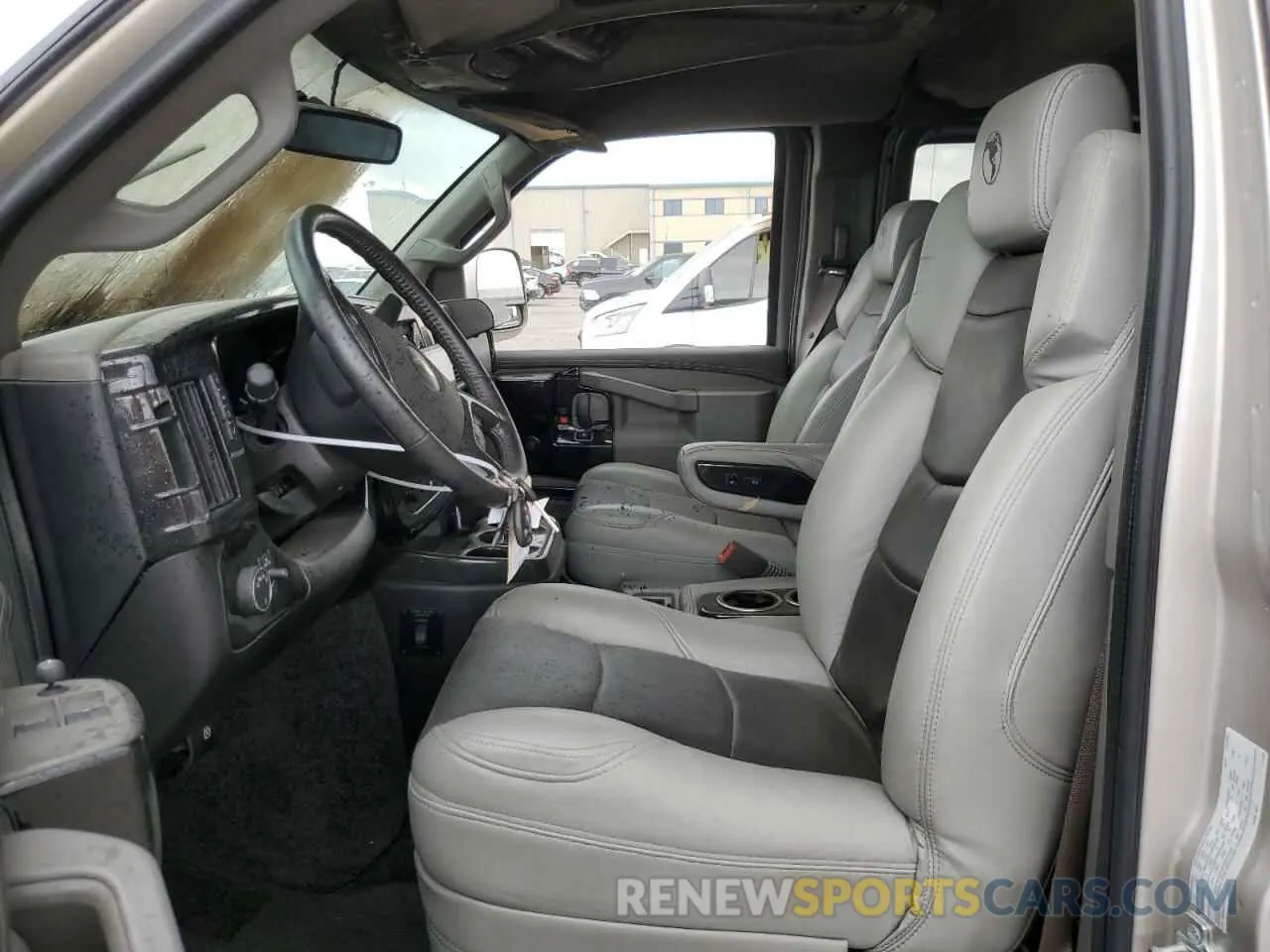 7 fotografías del automóvil dañado 1GCWGAFP6P1121734 CHEVROLET EXPRESS 2023