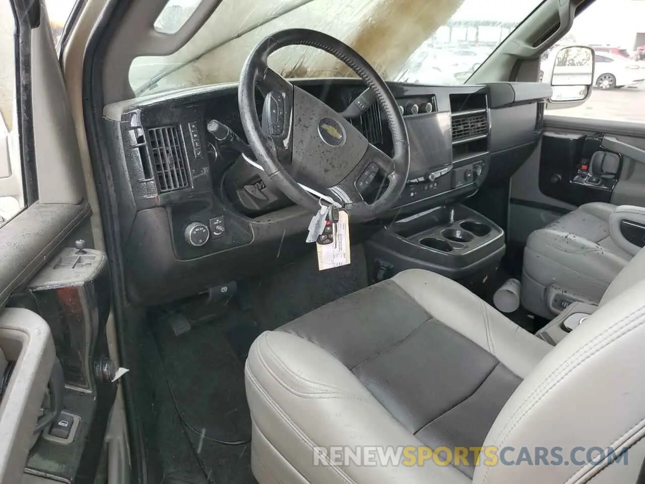 8 fotografías del automóvil dañado 1GCWGAFP6P1121734 CHEVROLET EXPRESS 2023