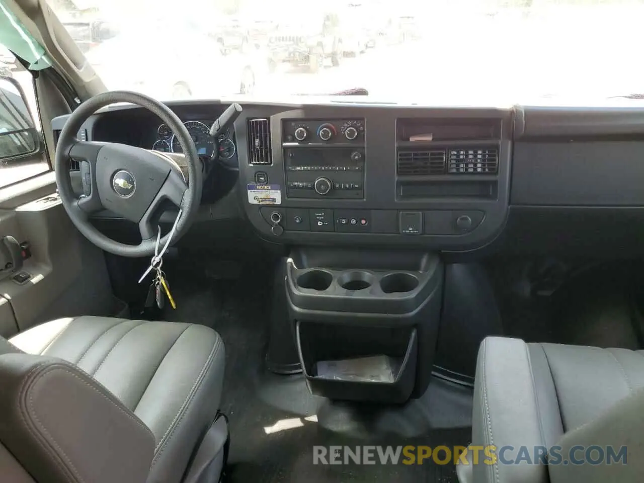 8 fotografías del automóvil dañado 1GAZGNFP6R1240691 CHEVROLET EXPRESS 2024