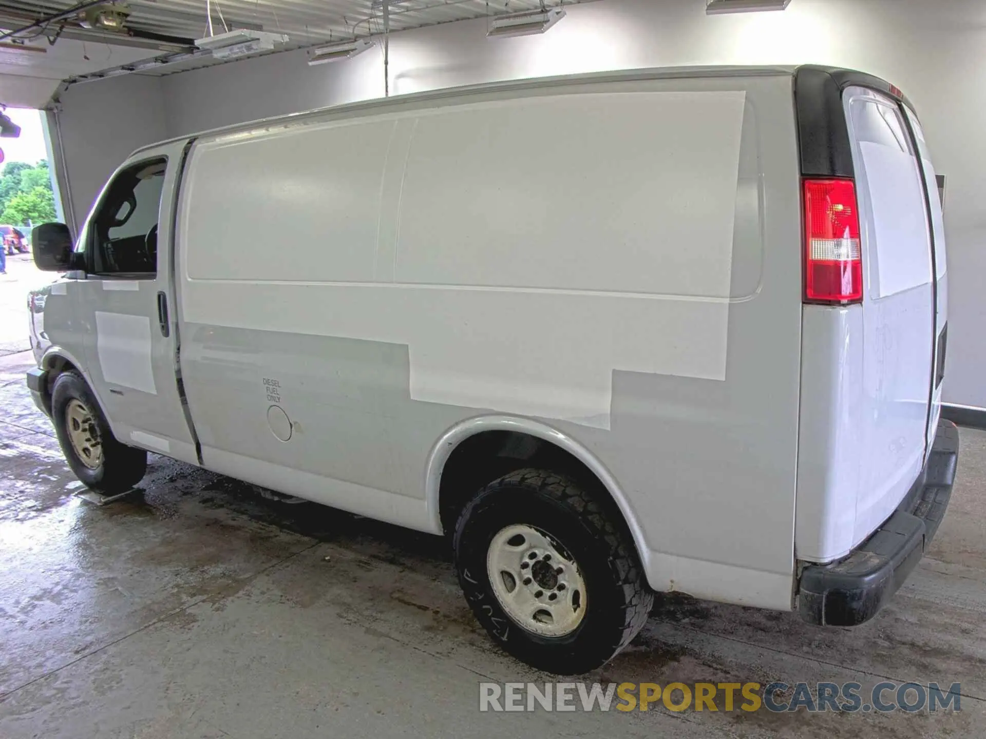 4 fotografías del automóvil dañado 1GCWGAF10K1222675 CHEVROLET EXPRESS 2500 2019