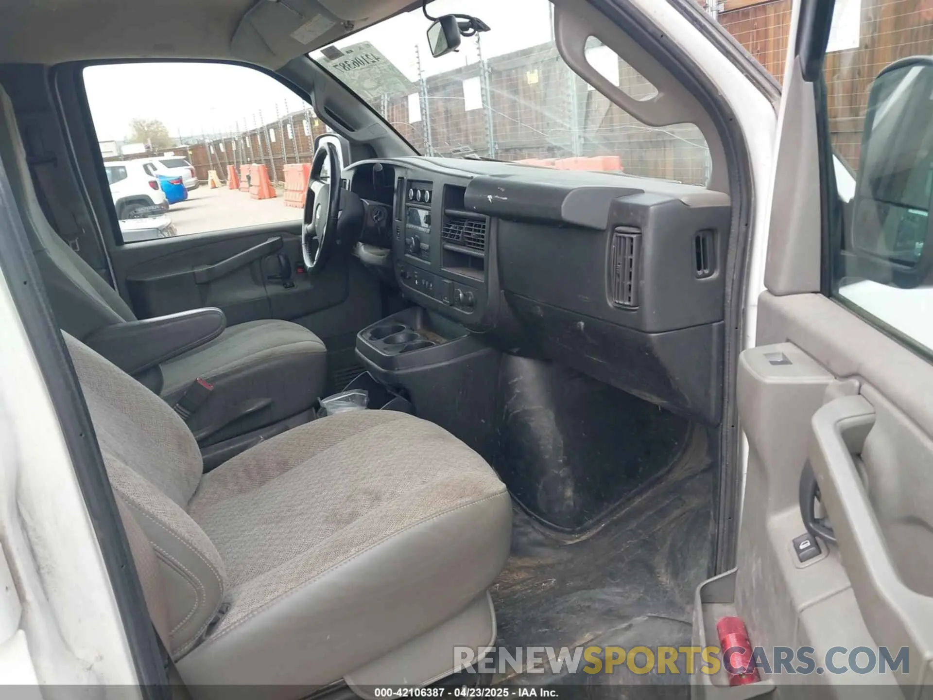 5 fotografías del automóvil dañado 1GCWGAFG5K1255806 CHEVROLET EXPRESS 2500 2019
