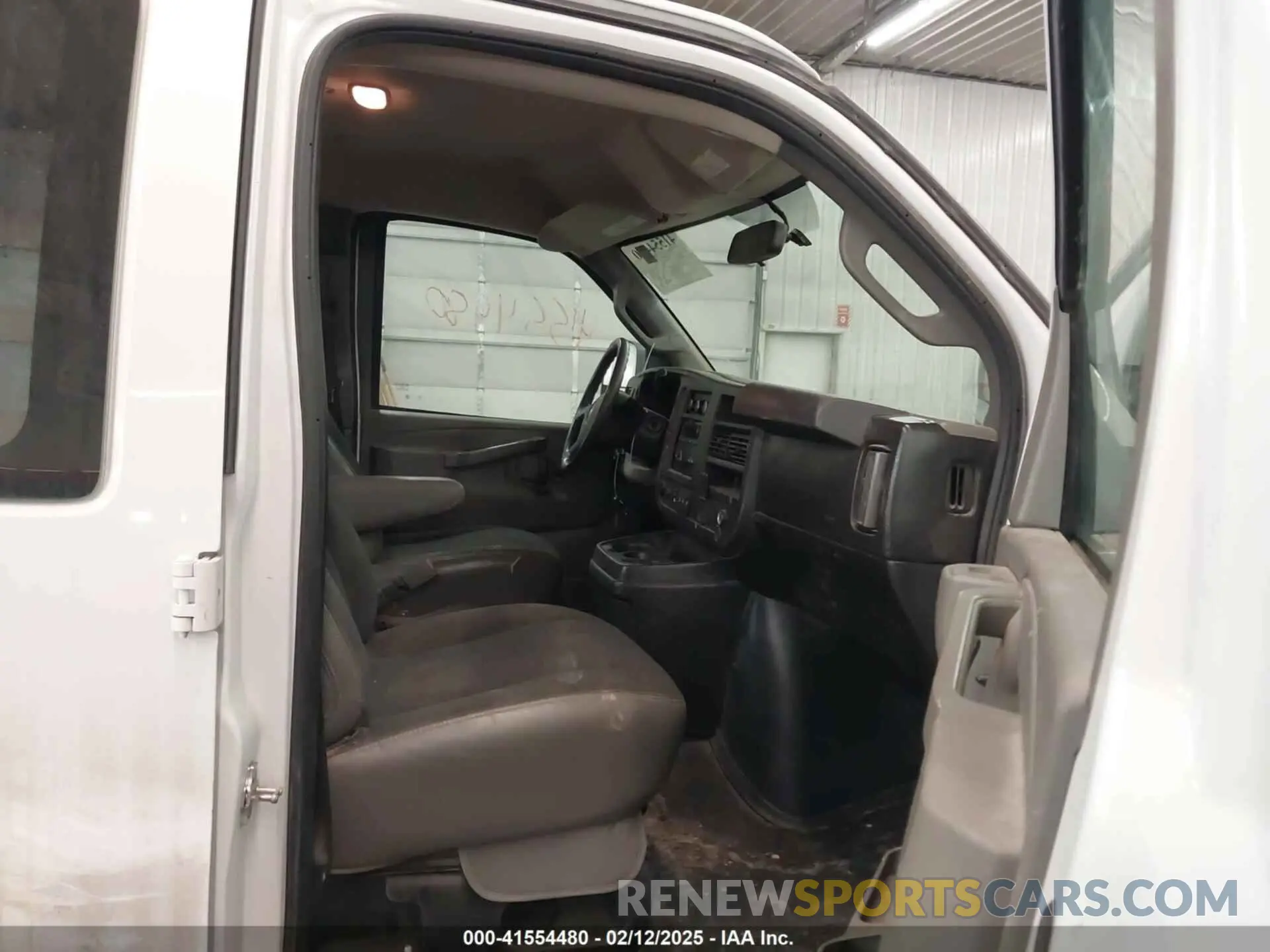 5 fotografías del automóvil dañado 1GCWGAFG5K1321545 CHEVROLET EXPRESS 2500 2019