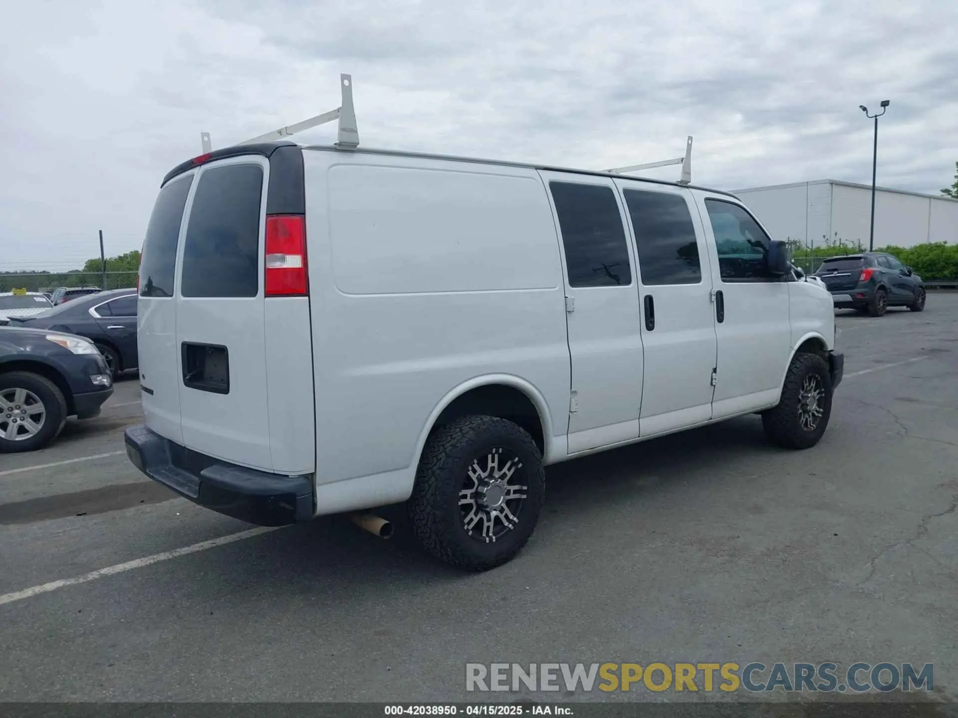 4 fotografías del automóvil dañado 1GCWGAFP0K1195465 CHEVROLET EXPRESS 2500 2019