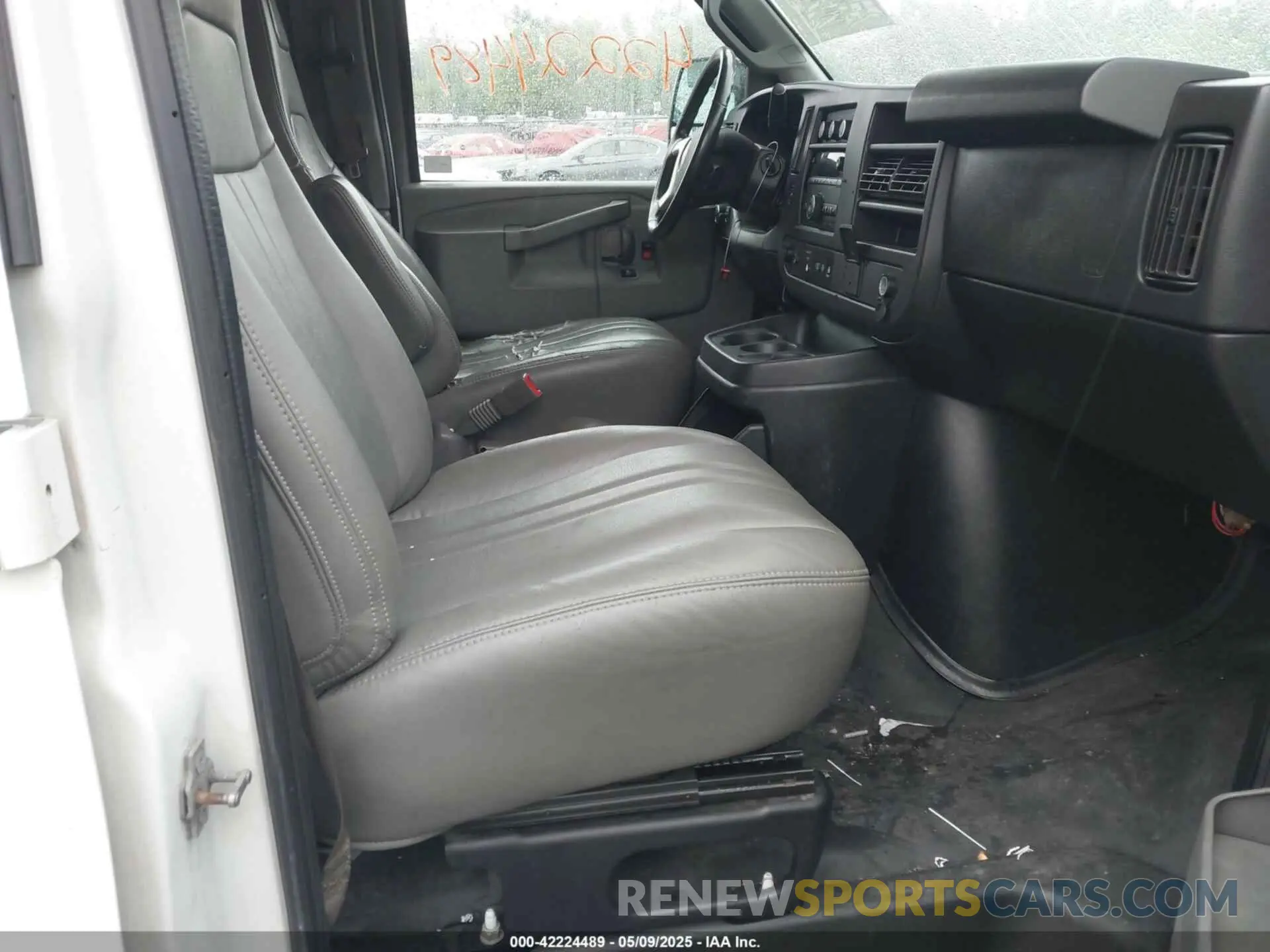 5 fotografías del automóvil dañado 1GCWGAFP2K1251874 CHEVROLET EXPRESS 2500 2019