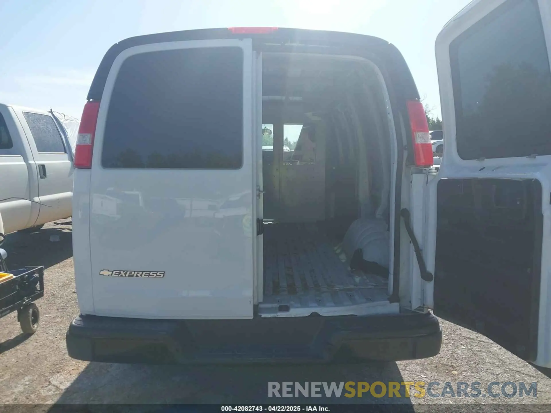 16 fotografías del automóvil dañado 1GCWGAFP6K1173549 CHEVROLET EXPRESS 2500 2019