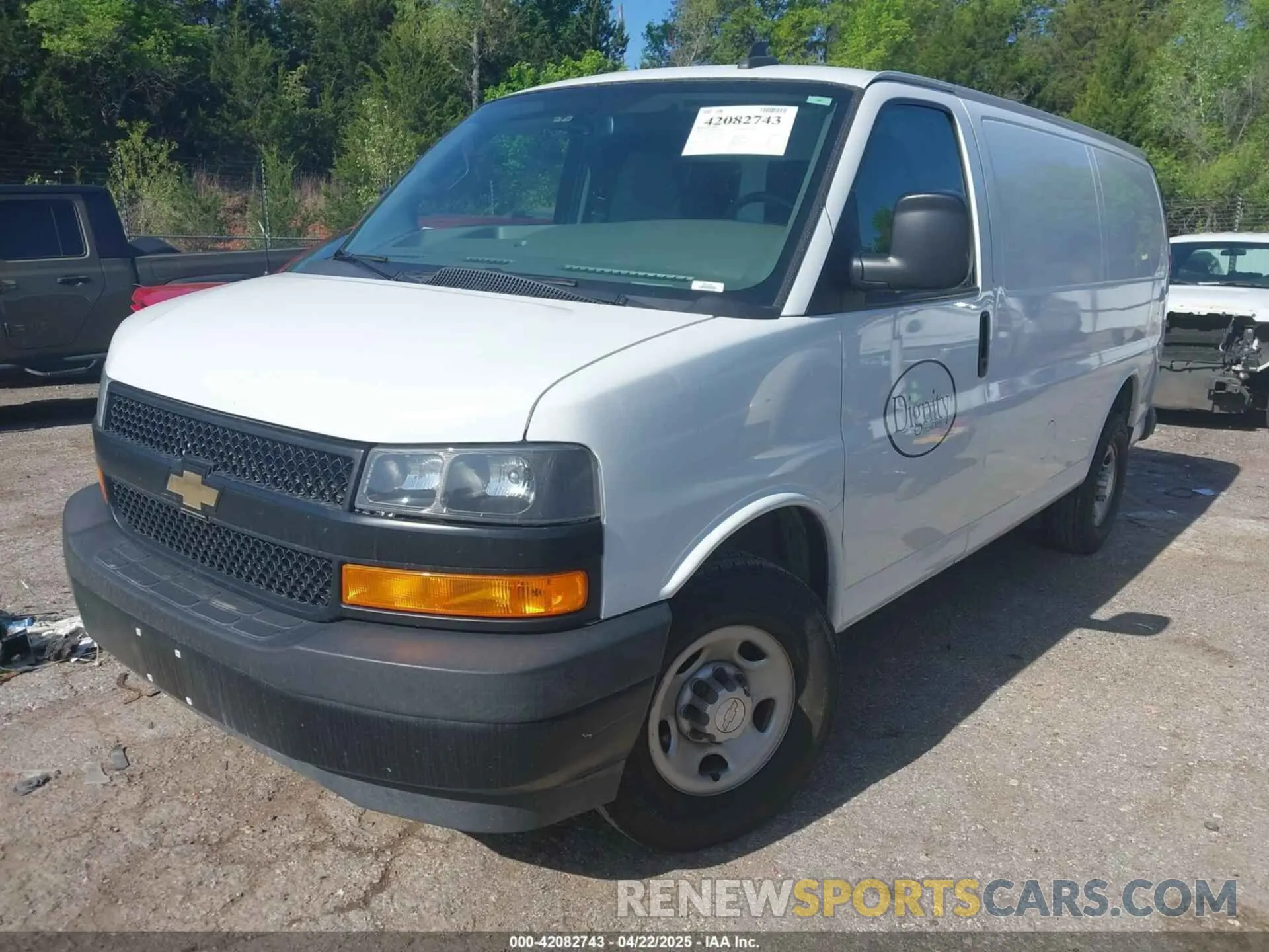 2 fotografías del automóvil dañado 1GCWGAFP6K1173549 CHEVROLET EXPRESS 2500 2019
