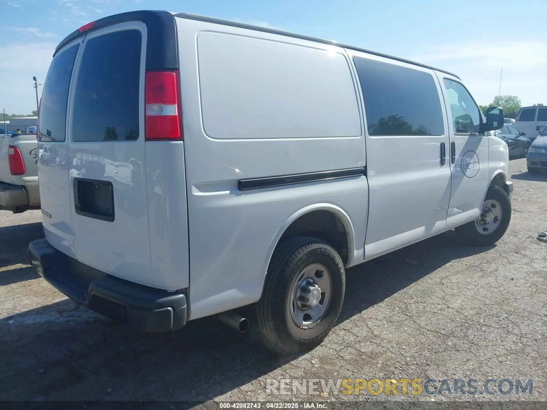 4 fotografías del automóvil dañado 1GCWGAFP6K1173549 CHEVROLET EXPRESS 2500 2019