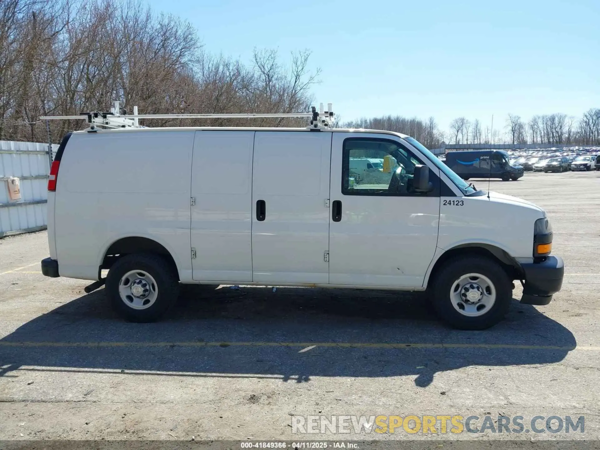 13 fotografías del automóvil dañado 1GCWGAFP6K1240800 CHEVROLET EXPRESS 2500 2019