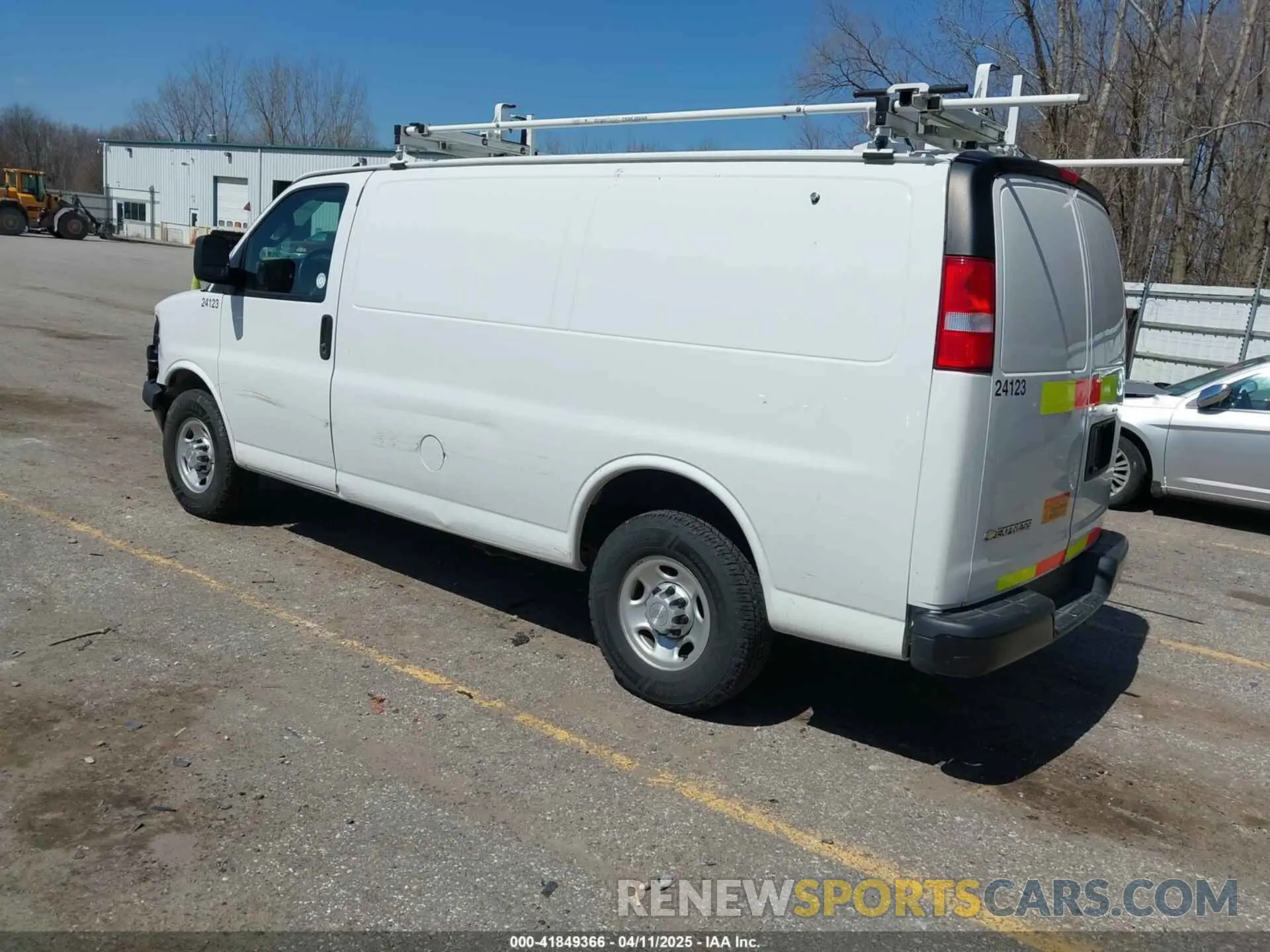 3 fotografías del automóvil dañado 1GCWGAFP6K1240800 CHEVROLET EXPRESS 2500 2019