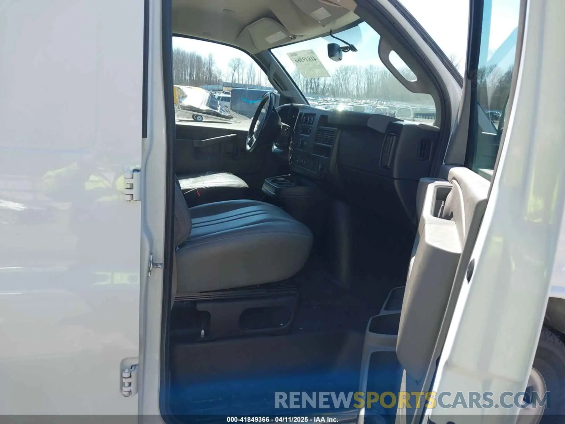 5 fotografías del automóvil dañado 1GCWGAFP6K1240800 CHEVROLET EXPRESS 2500 2019