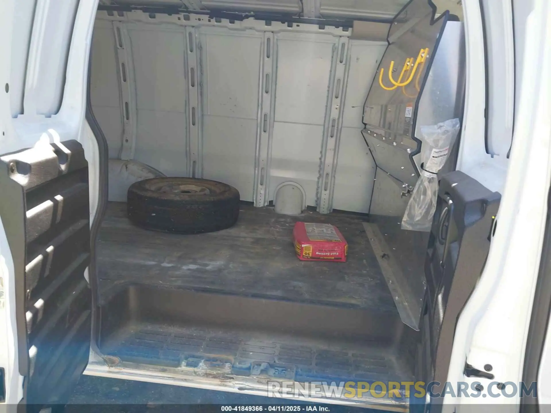 8 fotografías del automóvil dañado 1GCWGAFP6K1240800 CHEVROLET EXPRESS 2500 2019