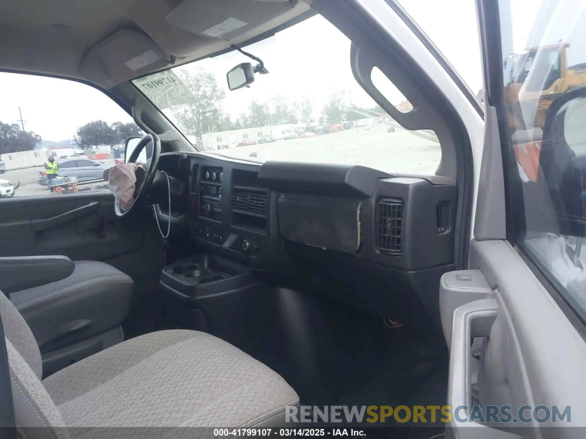5 fotografías del automóvil dañado 1GCWGAFP6K1243793 CHEVROLET EXPRESS 2500 2019