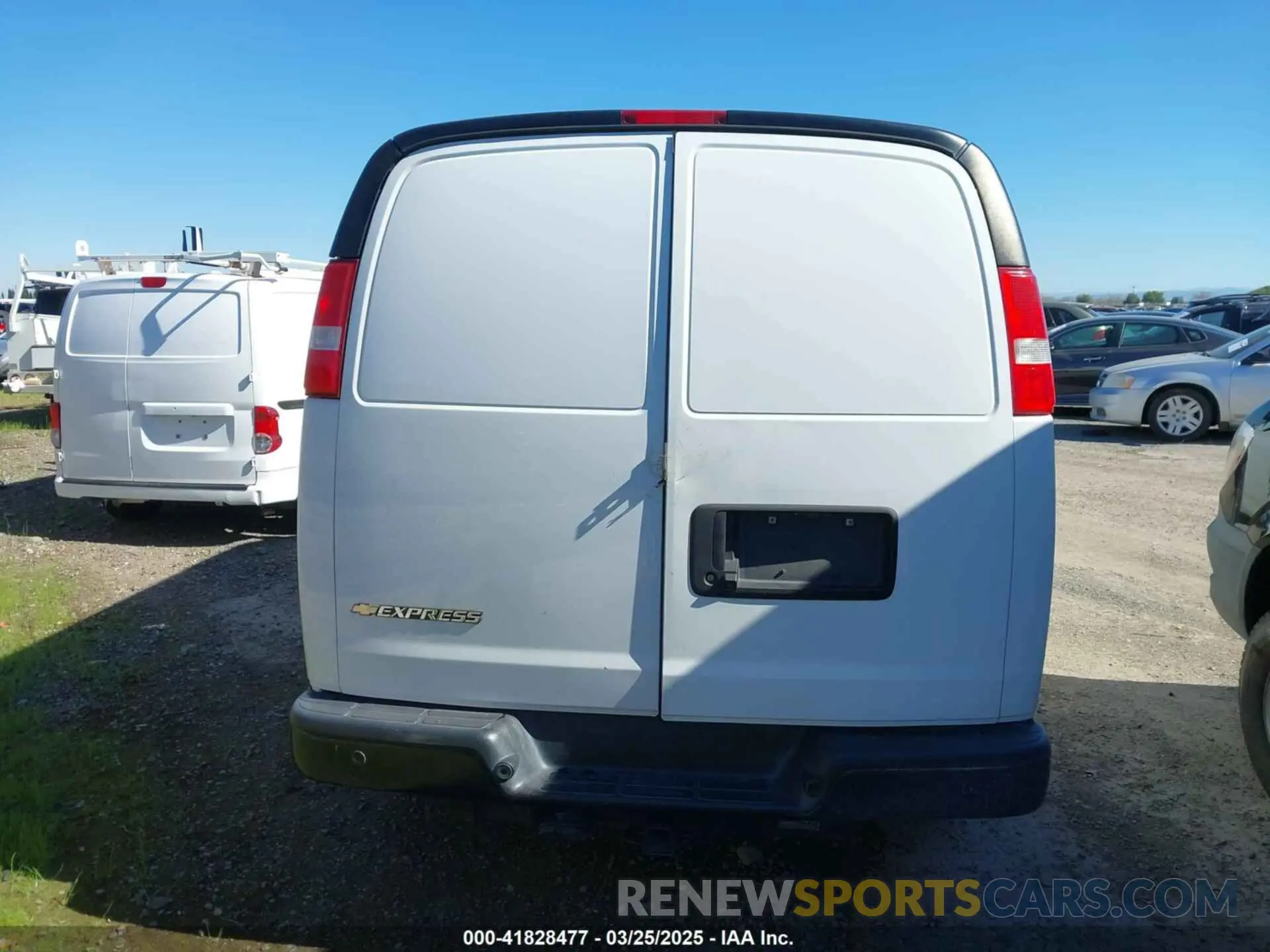 16 fotografías del automóvil dañado 1GCWGAFPXK1364021 CHEVROLET EXPRESS 2500 2019