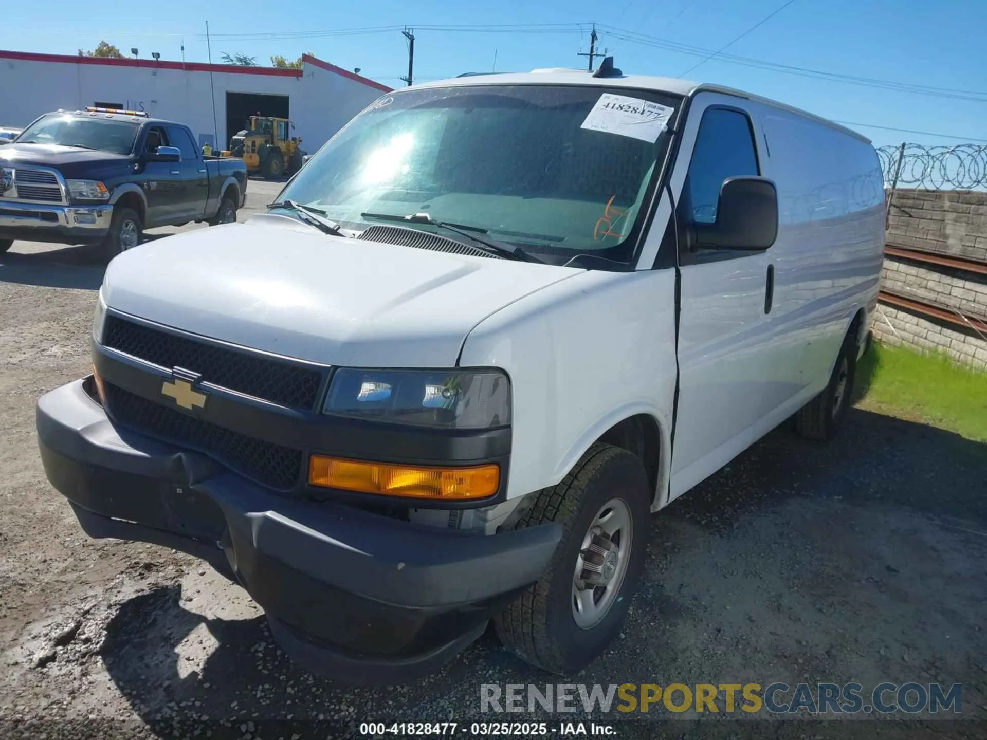 2 fotografías del automóvil dañado 1GCWGAFPXK1364021 CHEVROLET EXPRESS 2500 2019