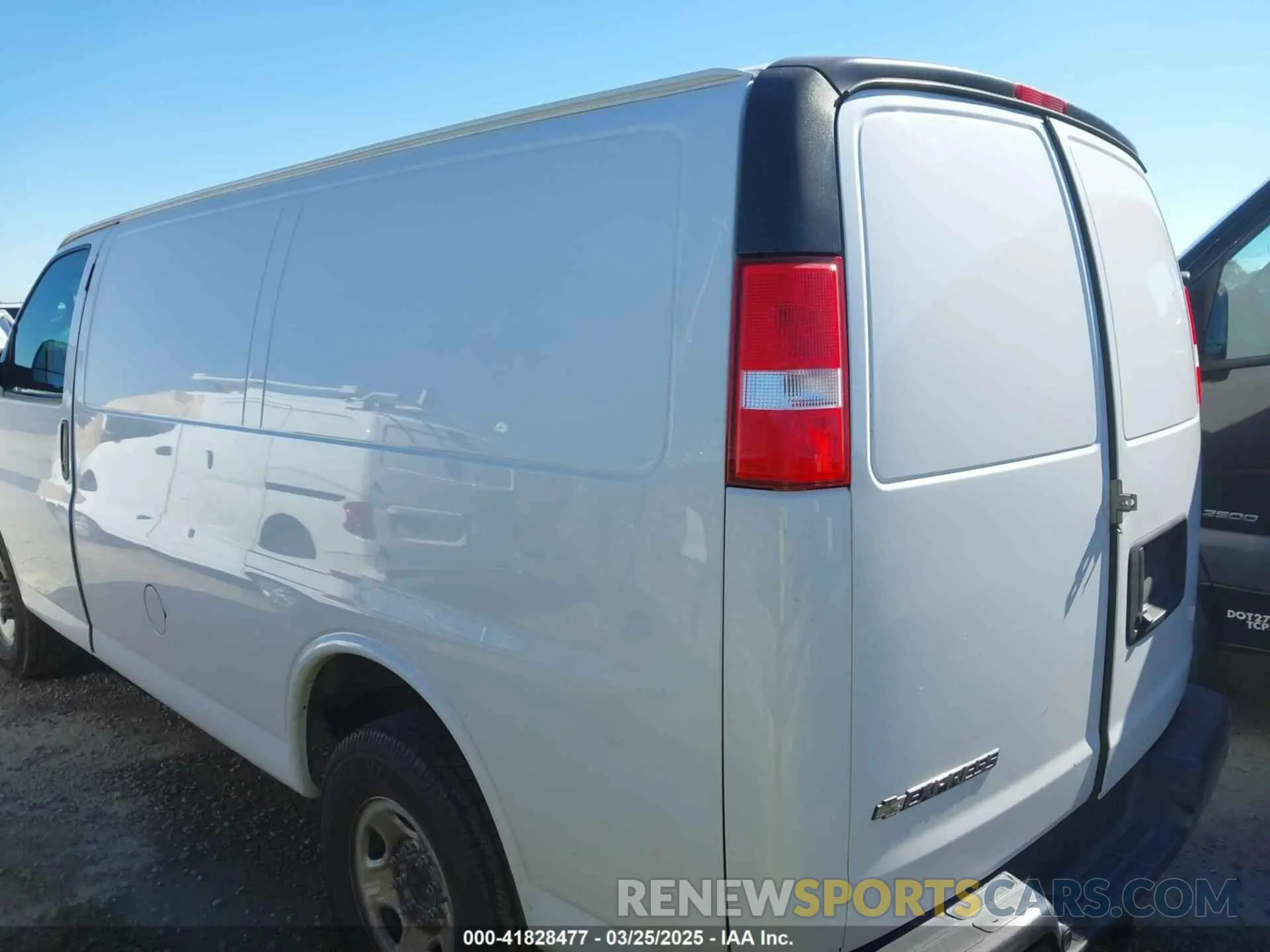3 fotografías del automóvil dañado 1GCWGAFPXK1364021 CHEVROLET EXPRESS 2500 2019