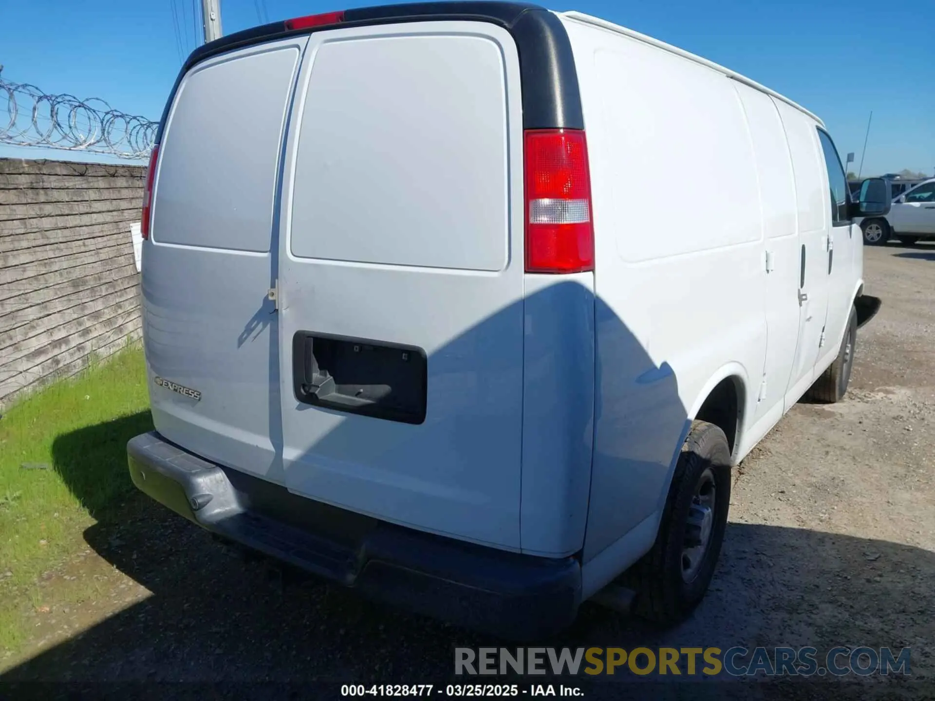 4 fotografías del automóvil dañado 1GCWGAFPXK1364021 CHEVROLET EXPRESS 2500 2019