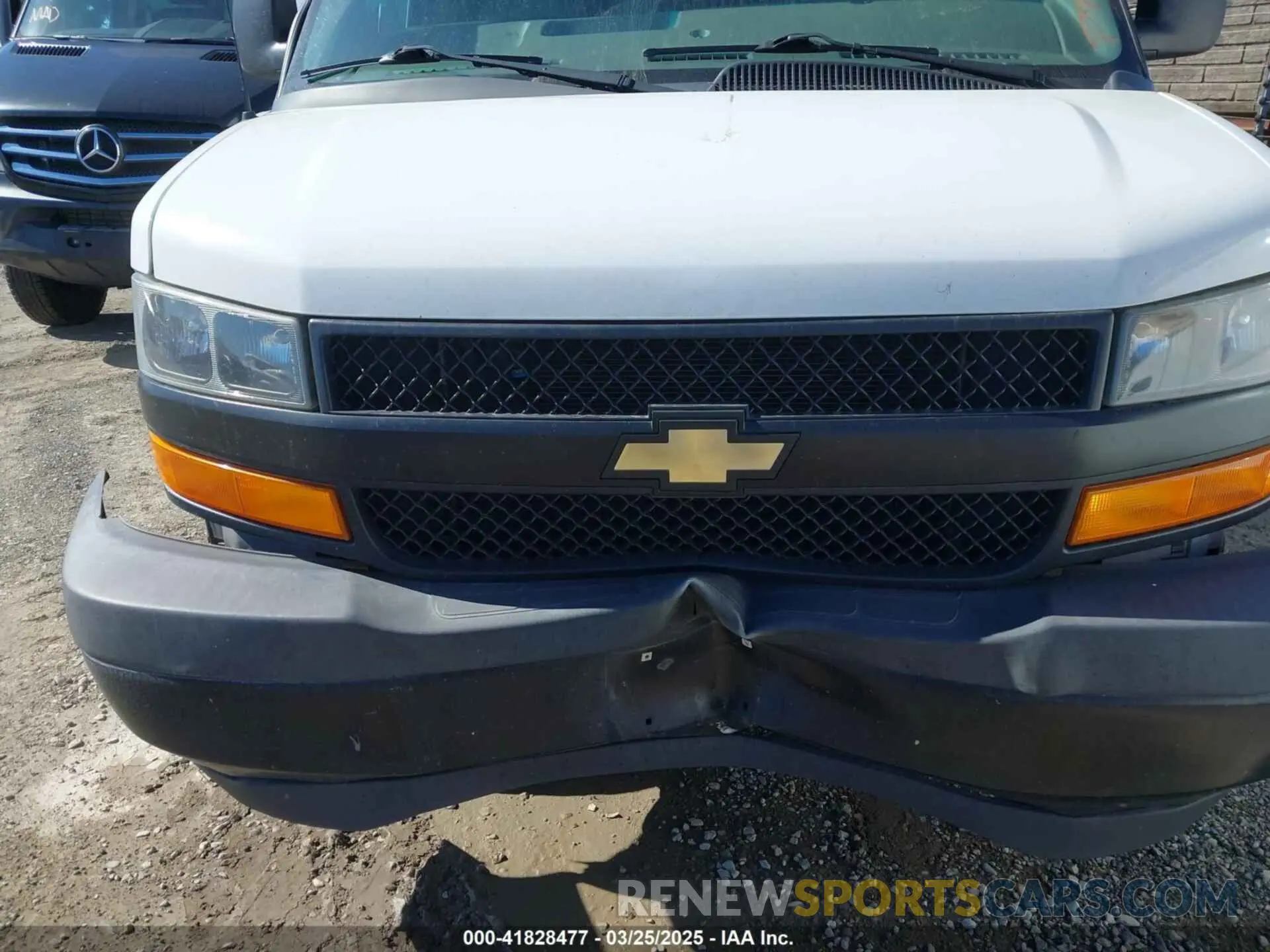 6 fotografías del automóvil dañado 1GCWGAFPXK1364021 CHEVROLET EXPRESS 2500 2019