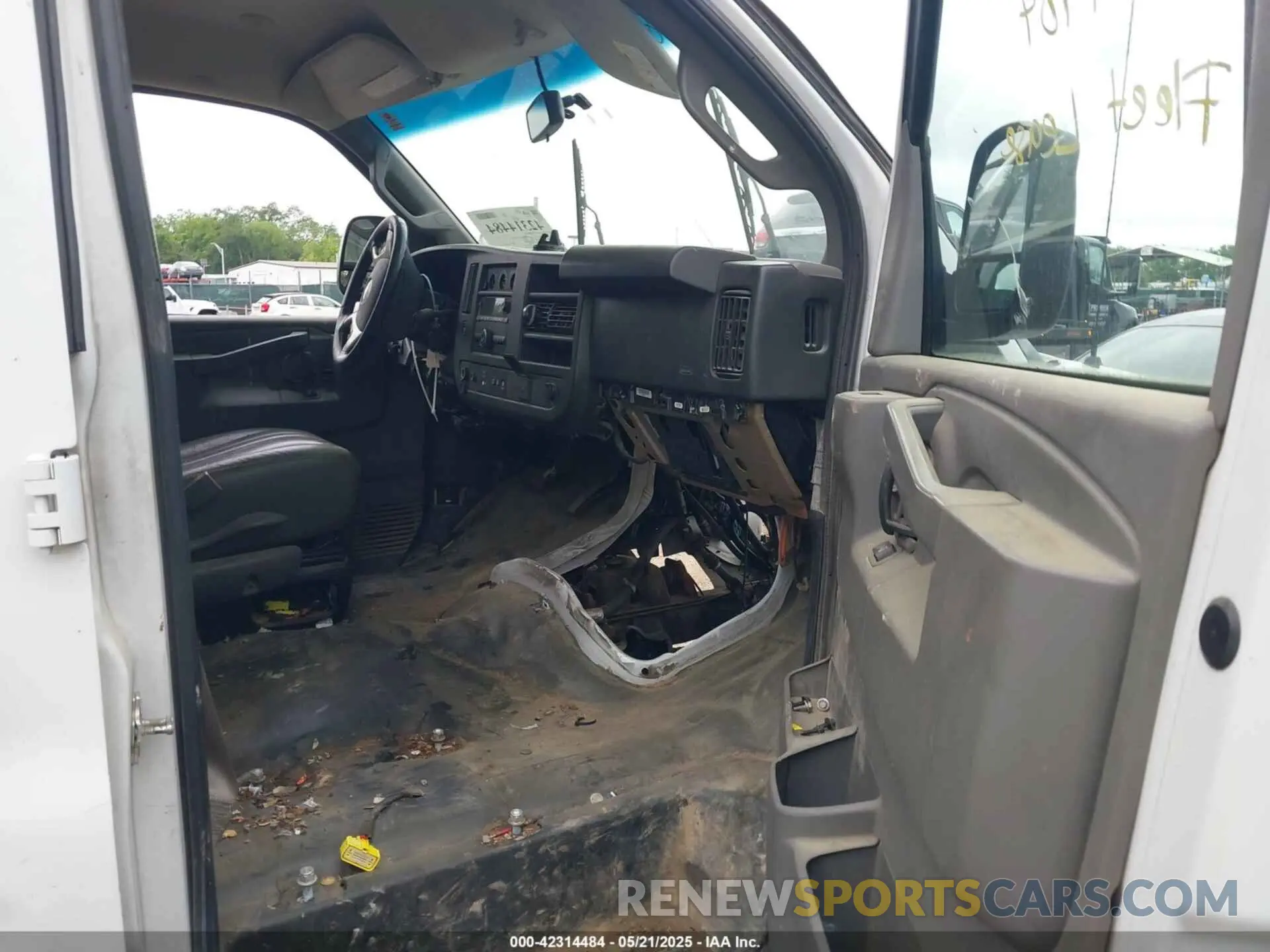 5 fotografías del automóvil dañado 1GCWGBFG0K1195312 CHEVROLET EXPRESS 2500 2019