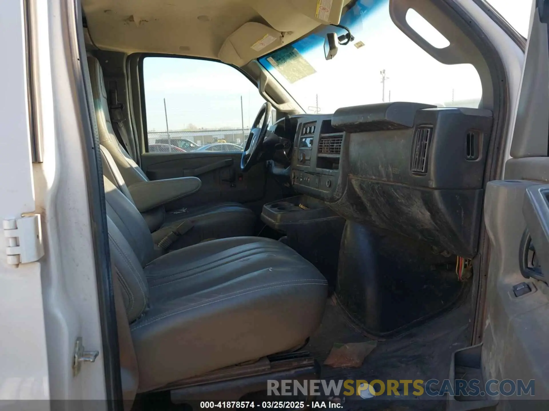 5 fotografías del automóvil dañado 1GCWGBFG3K1195529 CHEVROLET EXPRESS 2500 2019