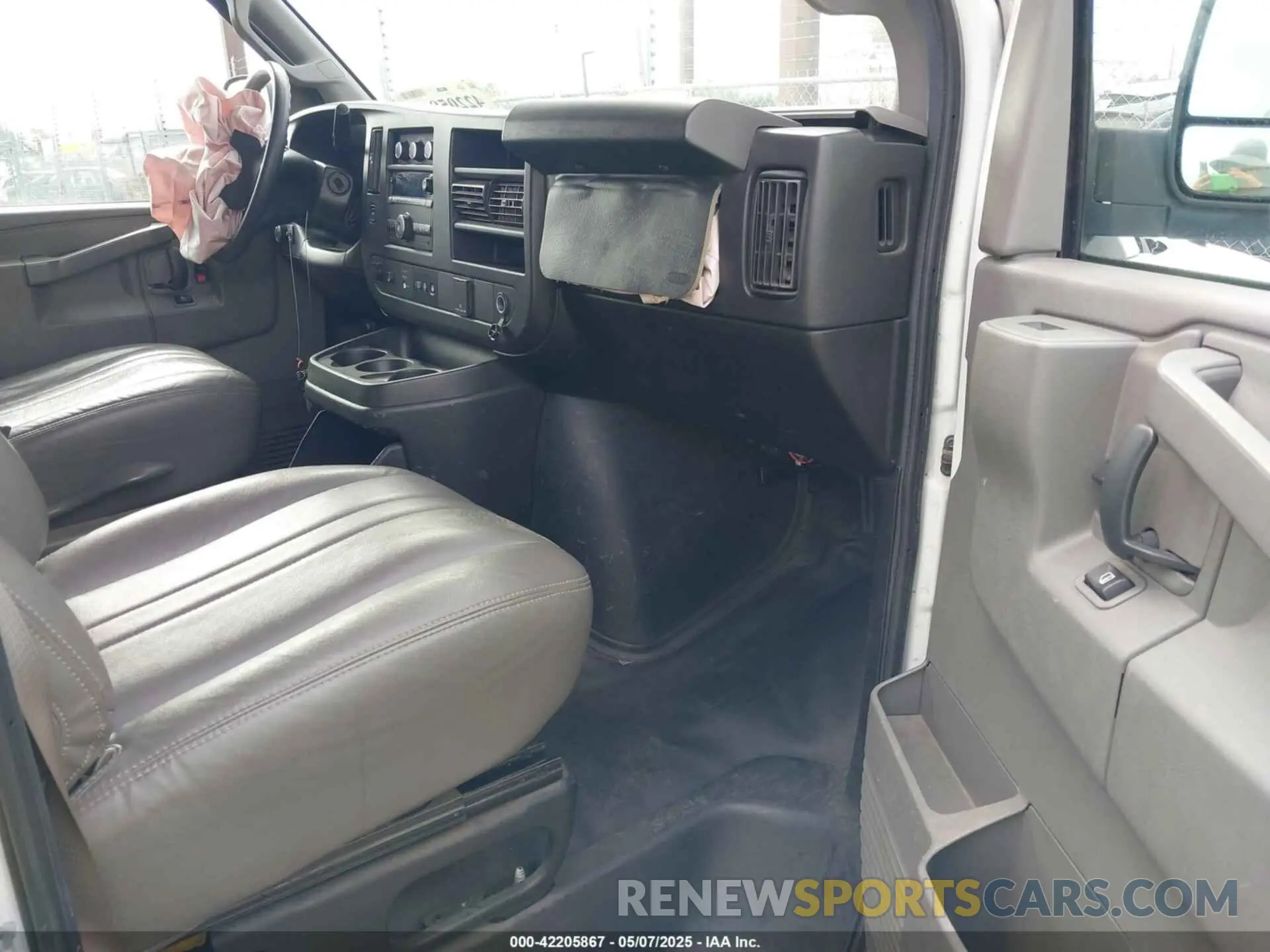 5 fotografías del automóvil dañado 1GCWGBFP4K1183082 CHEVROLET EXPRESS 2500 2019