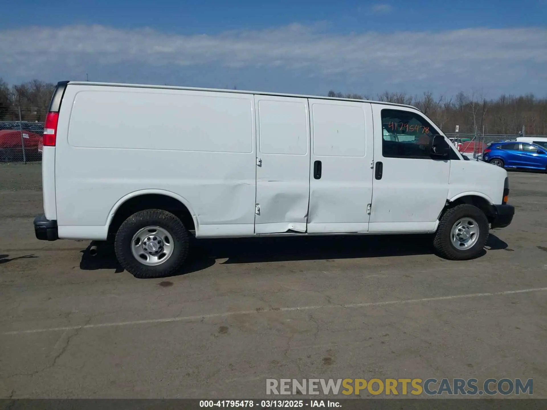 13 fotografías del automóvil dañado 1GCWGBFPXK1186665 CHEVROLET EXPRESS 2500 2019