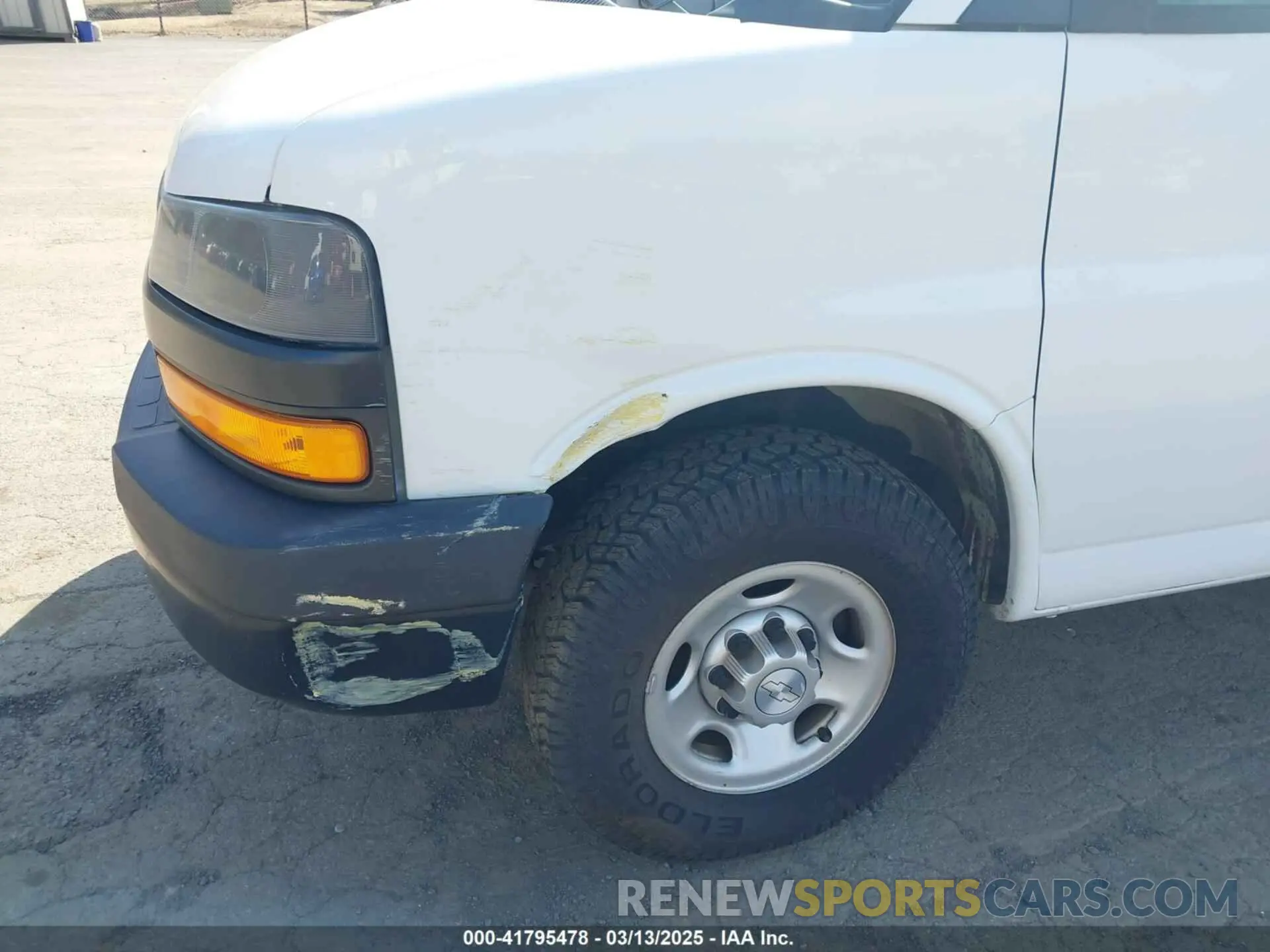 18 fotografías del automóvil dañado 1GCWGBFPXK1186665 CHEVROLET EXPRESS 2500 2019