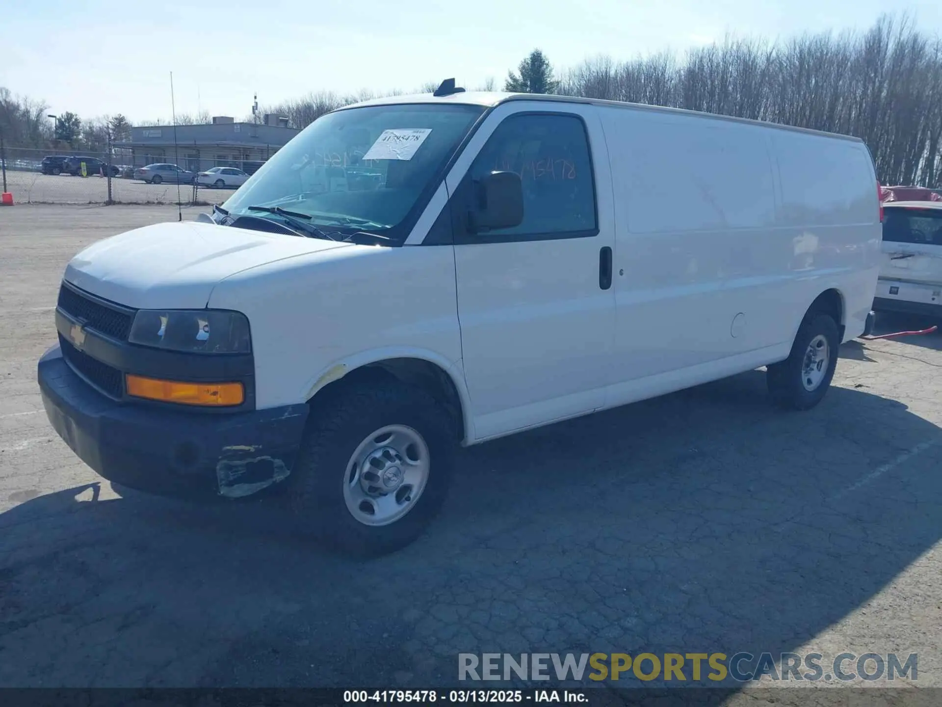 2 fotografías del automóvil dañado 1GCWGBFPXK1186665 CHEVROLET EXPRESS 2500 2019