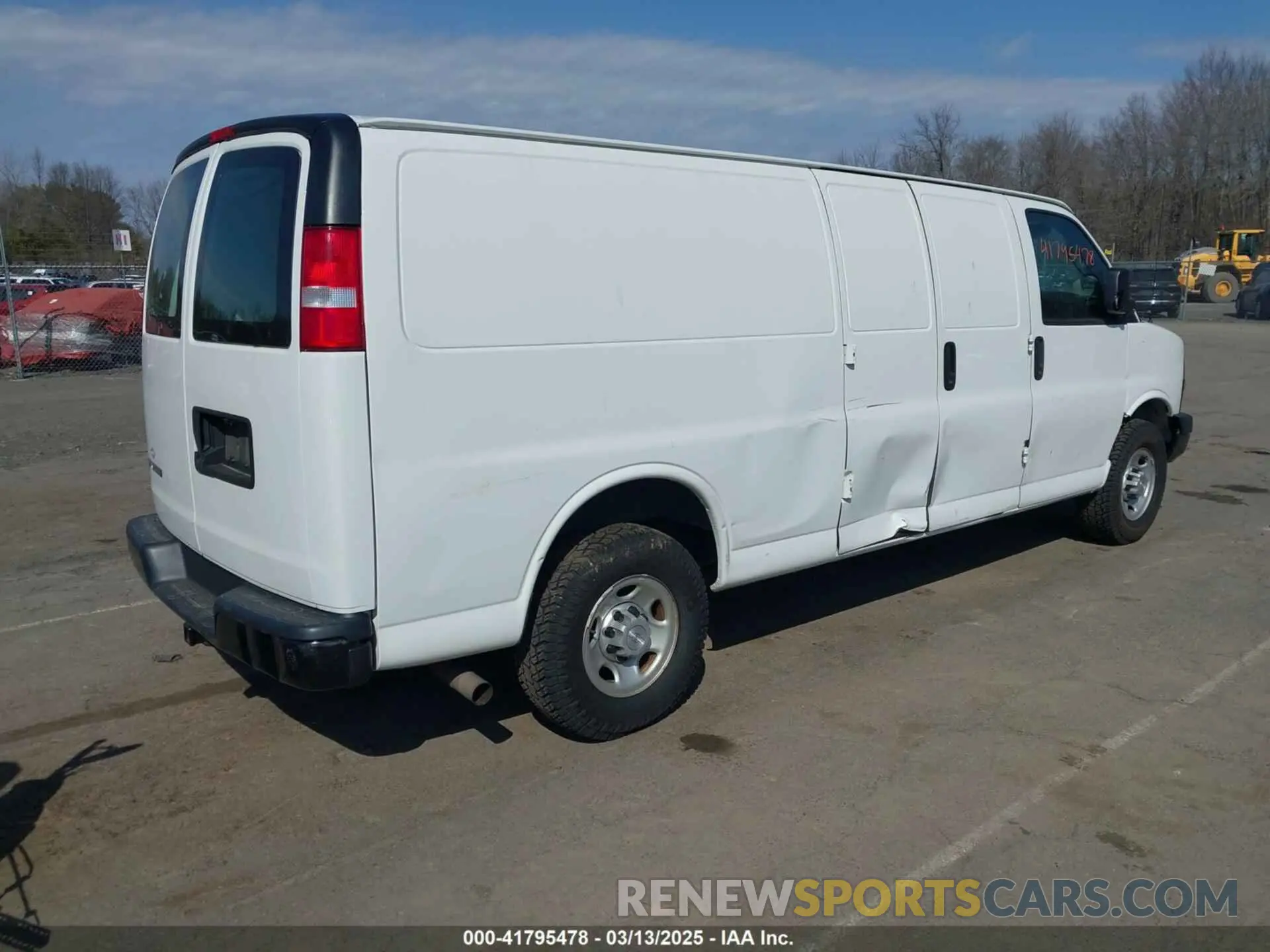 4 fotografías del automóvil dañado 1GCWGBFPXK1186665 CHEVROLET EXPRESS 2500 2019