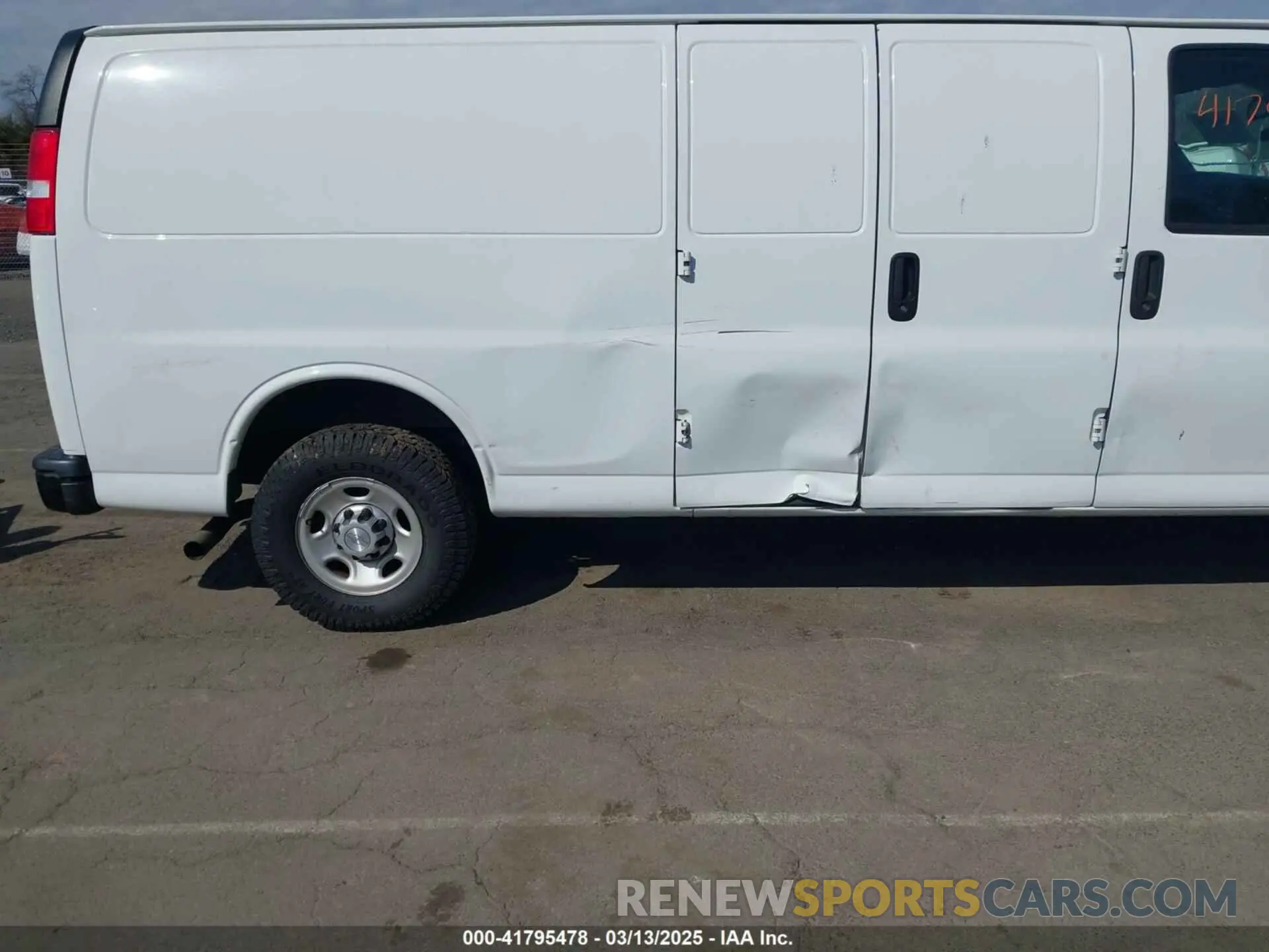 6 fotografías del automóvil dañado 1GCWGBFPXK1186665 CHEVROLET EXPRESS 2500 2019