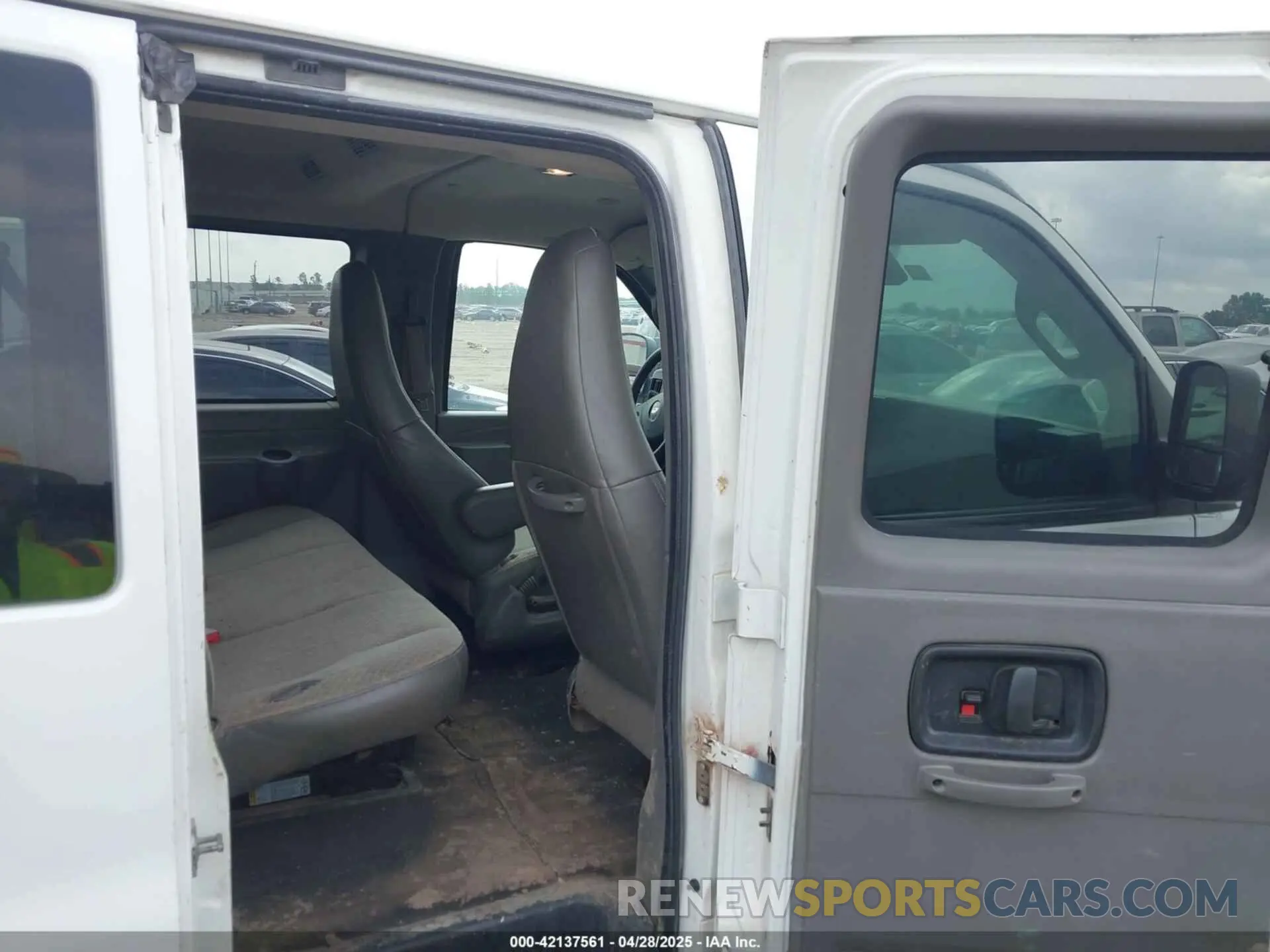 8 fotografías del automóvil dañado 1GAZGPFG3K1364936 CHEVROLET EXPRESS 3500 2019