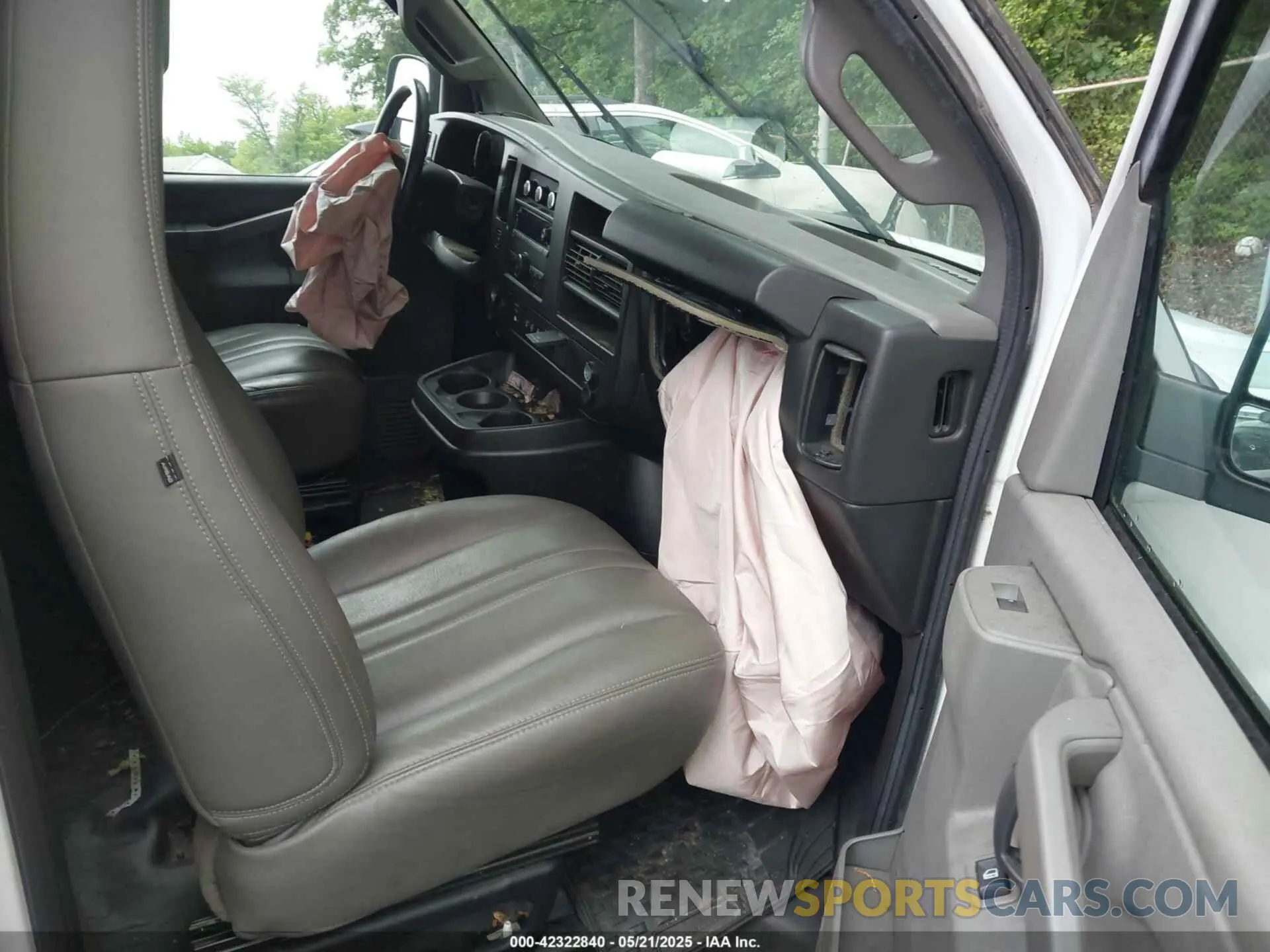 5 fotografías del automóvil dañado 1GCZGGFP9K1332273 CHEVROLET EXPRESS 3500 2019