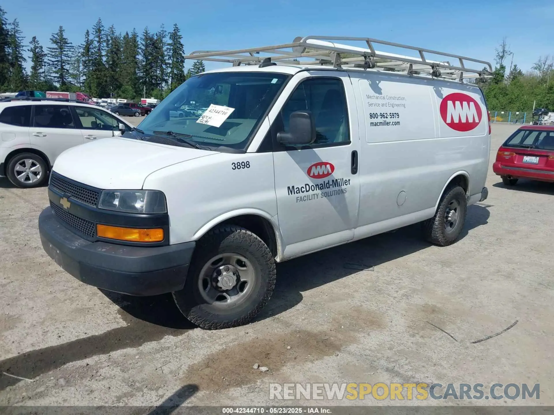 2 fotografías del automóvil dañado 1GCZGGFPXK1175045 CHEVROLET EXPRESS 3500 2019