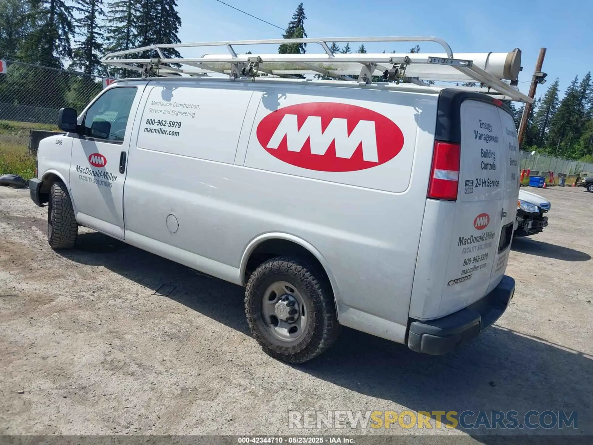 3 fotografías del automóvil dañado 1GCZGGFPXK1175045 CHEVROLET EXPRESS 3500 2019