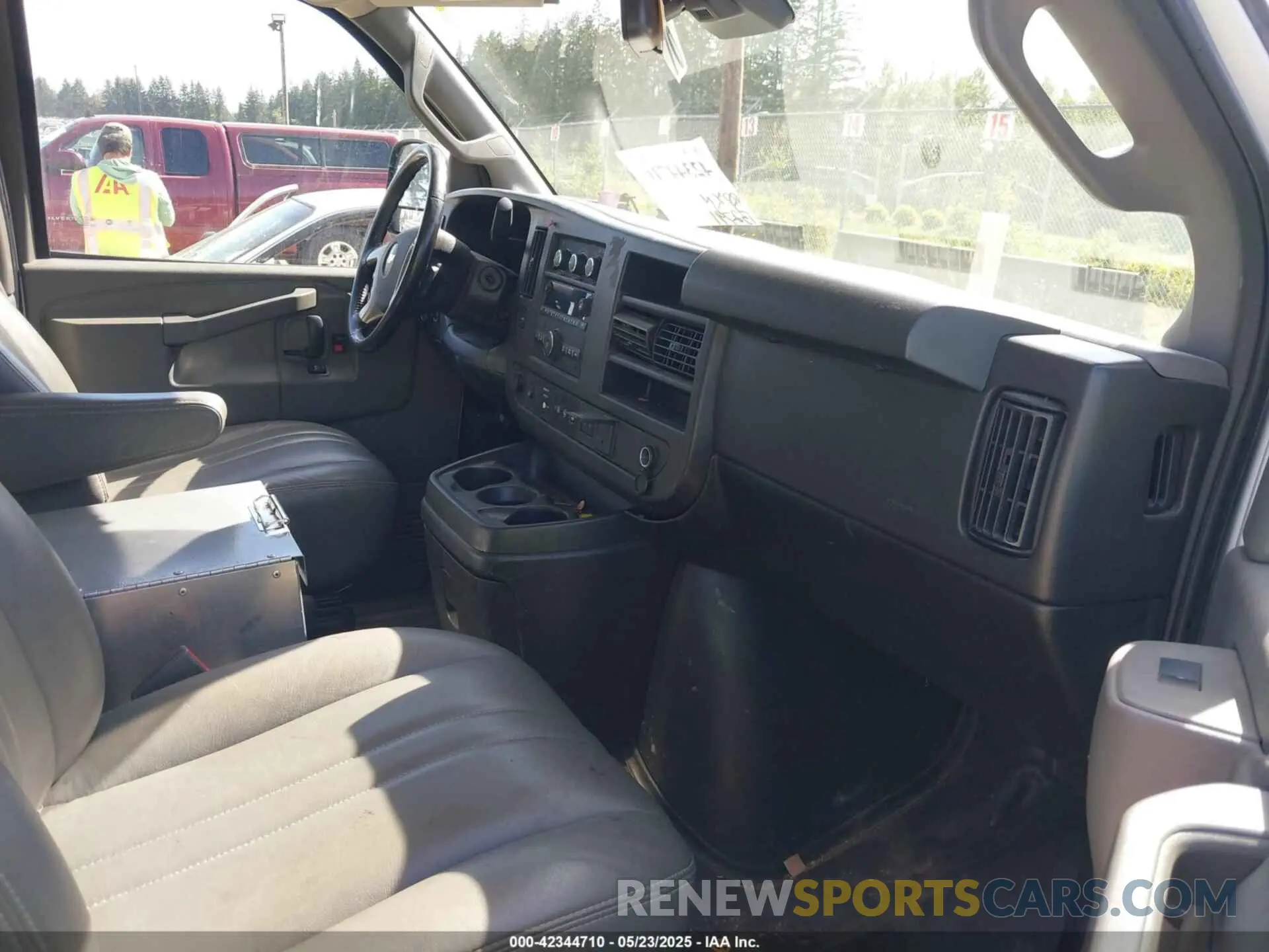 5 fotografías del automóvil dañado 1GCZGGFPXK1175045 CHEVROLET EXPRESS 3500 2019