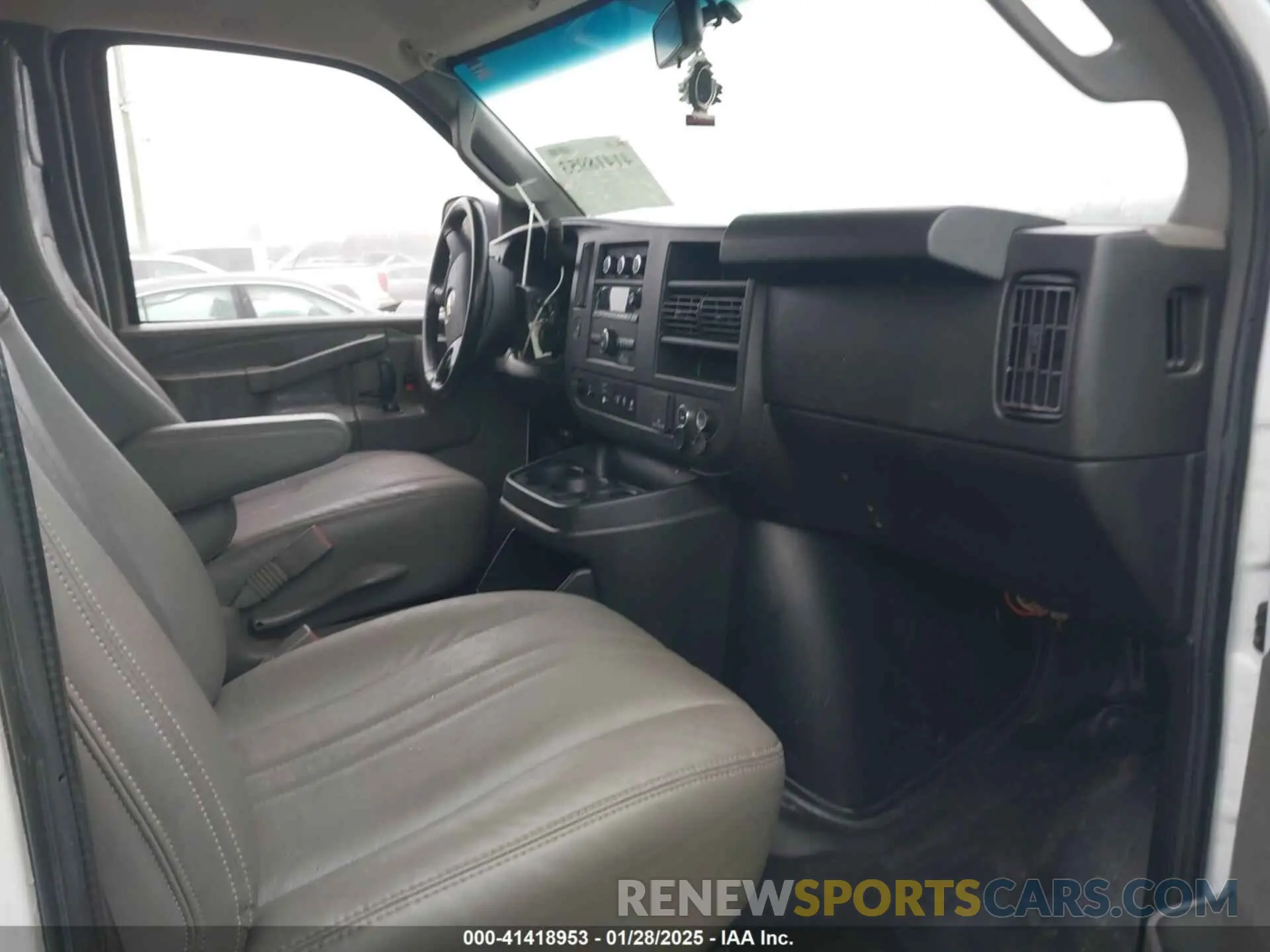 5 fotografías del automóvil dañado 1GCWGAFG1L1159561 CHEVROLET EXPRESS CARGO 2020