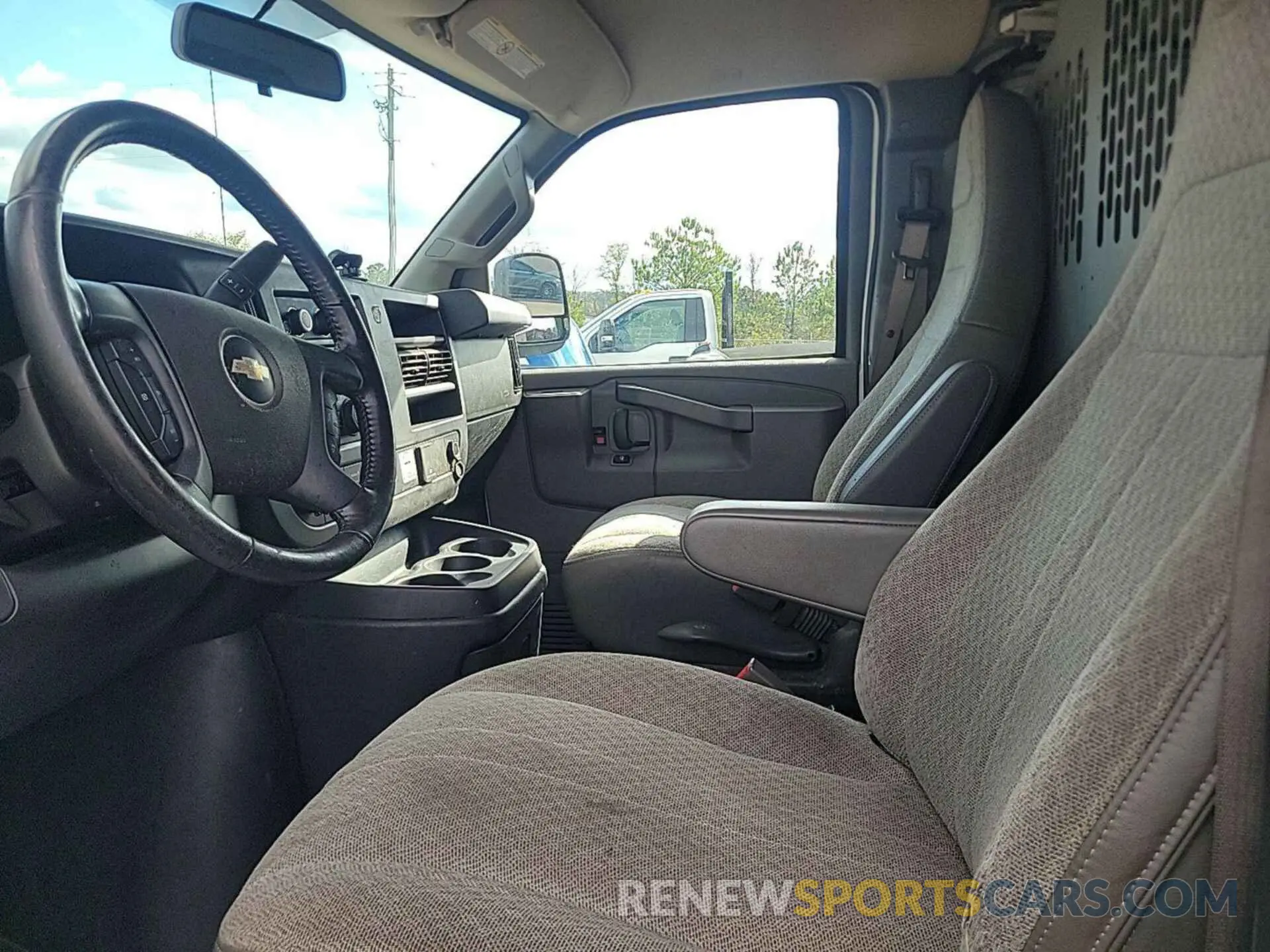21 fotografías del automóvil dañado 1GCWGAFG4L1190903 CHEVROLET EXPRESS CARGO 2020