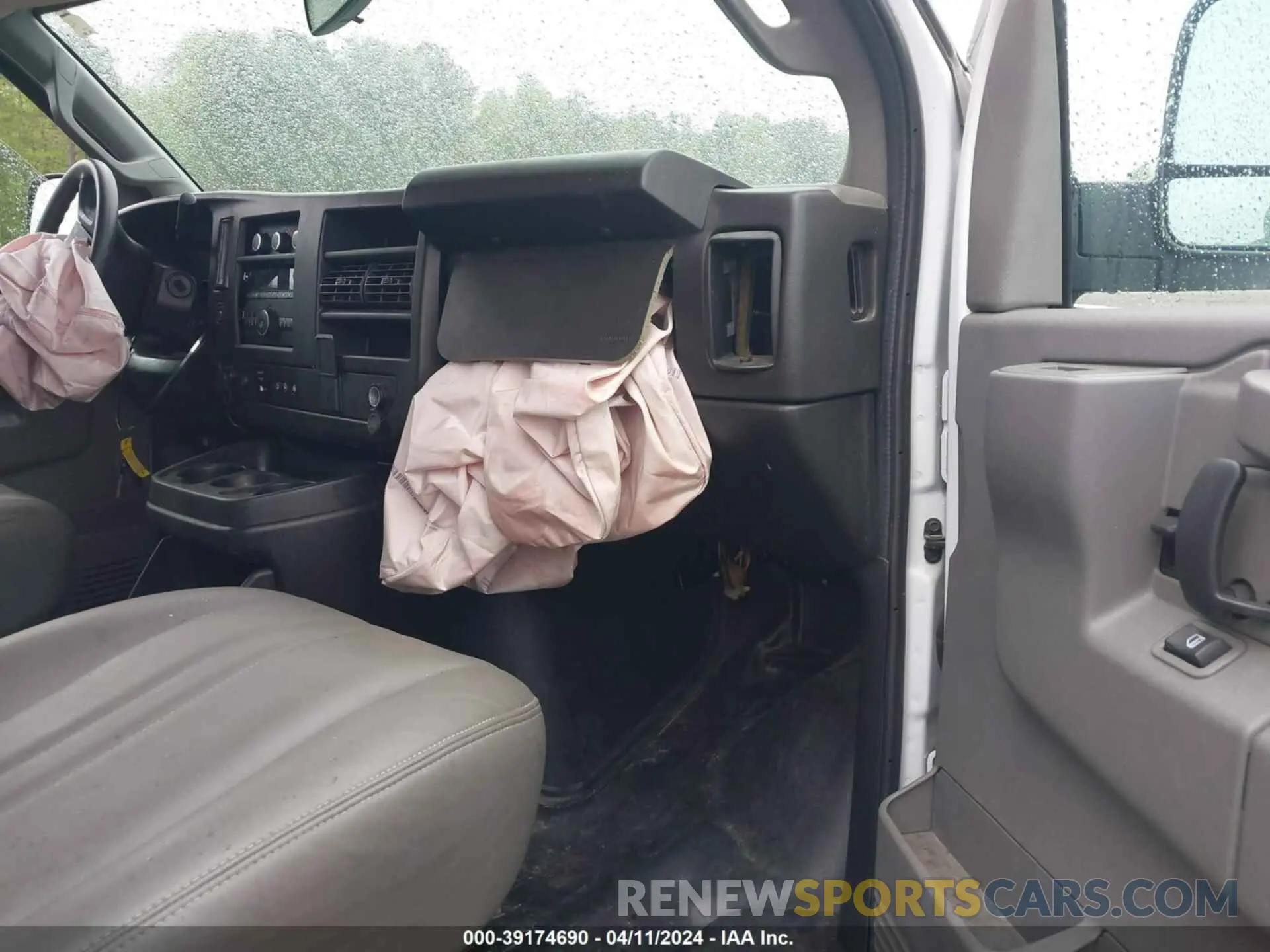 5 fotografías del automóvil dañado 1GCWGAFG5L1212519 CHEVROLET EXPRESS CARGO 2020