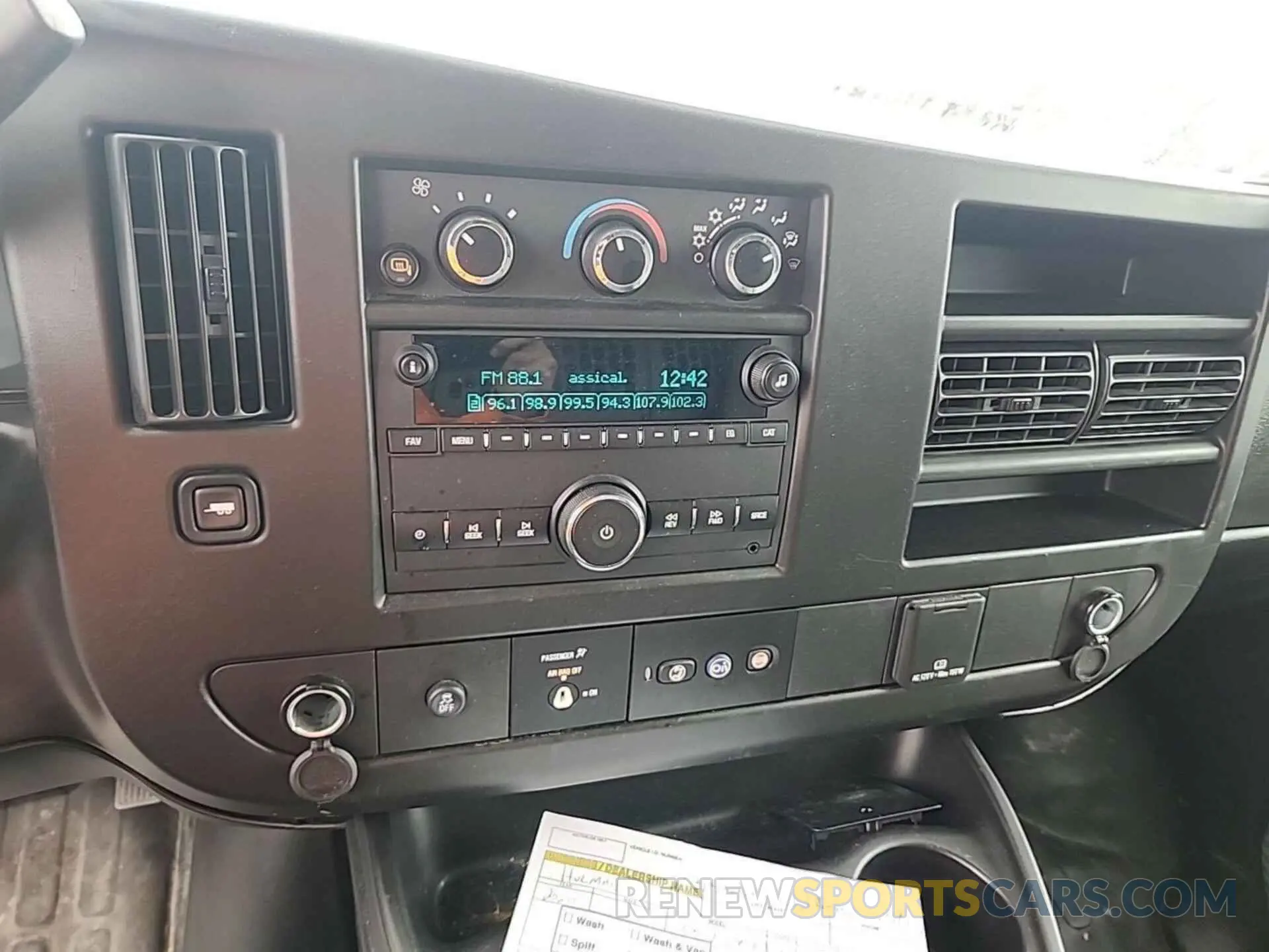 20 fotografías del automóvil dañado 1GCWGAFG8L1228679 CHEVROLET EXPRESS CARGO 2020