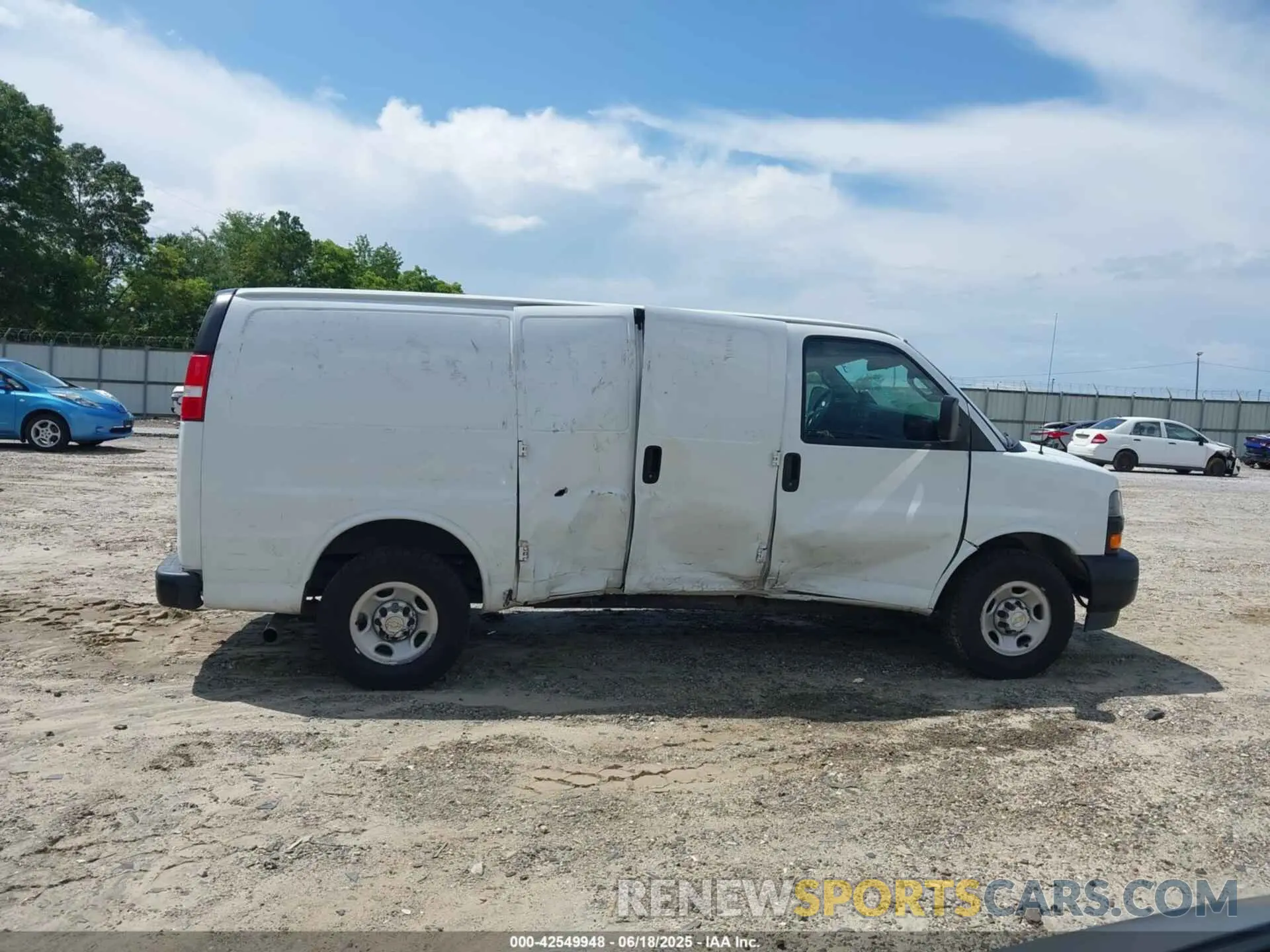 13 fotografías del automóvil dañado 1GCWGAFG9L1207050 CHEVROLET EXPRESS CARGO 2020
