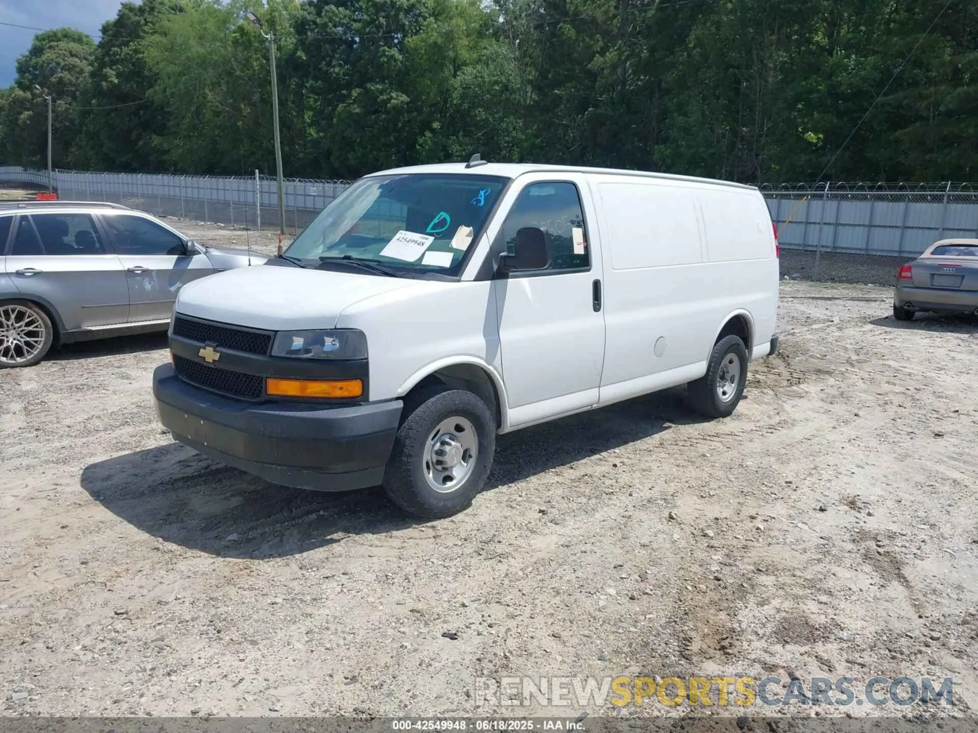 2 fotografías del automóvil dañado 1GCWGAFG9L1207050 CHEVROLET EXPRESS CARGO 2020