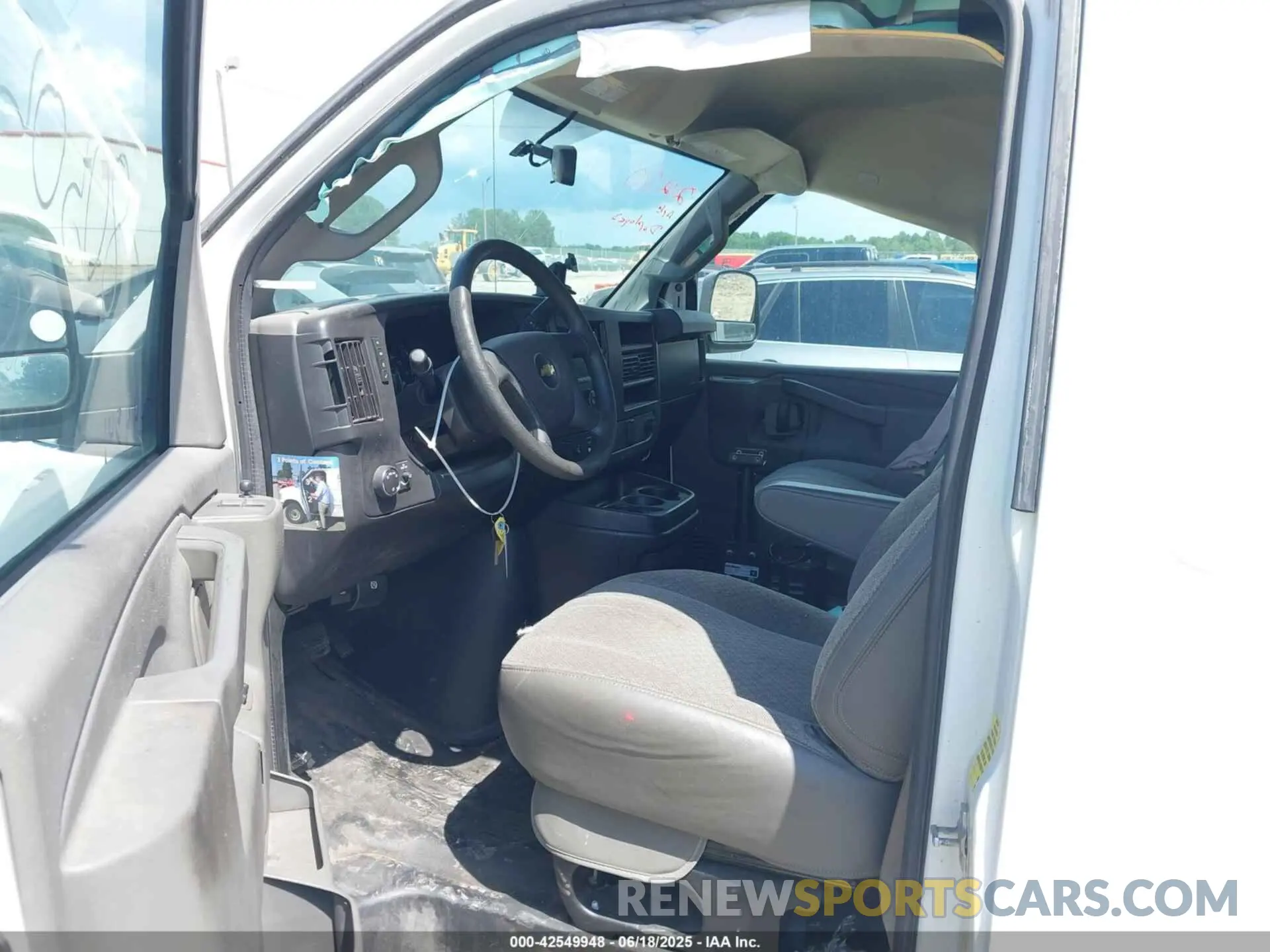 5 fotografías del automóvil dañado 1GCWGAFG9L1207050 CHEVROLET EXPRESS CARGO 2020