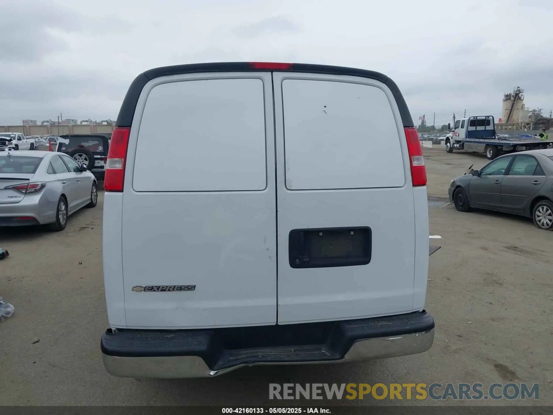 17 fotografías del automóvil dañado 1GCWGAFG9L1268012 CHEVROLET EXPRESS CARGO 2020