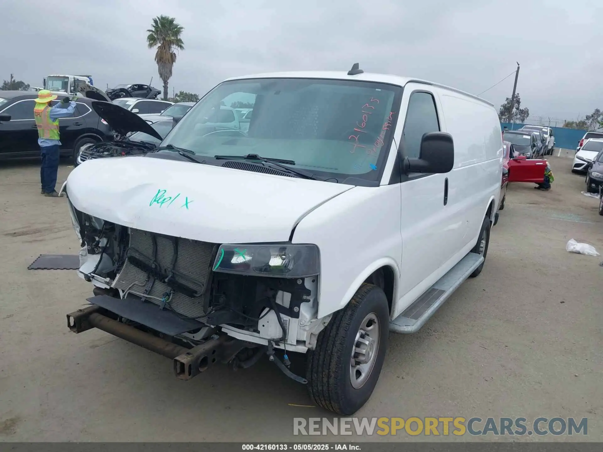 2 fotografías del automóvil dañado 1GCWGAFG9L1268012 CHEVROLET EXPRESS CARGO 2020