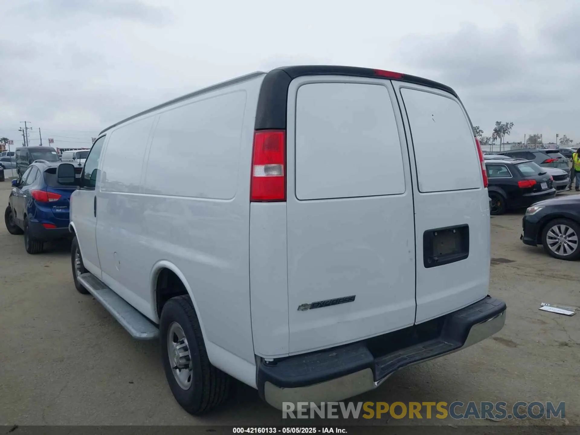3 fotografías del automóvil dañado 1GCWGAFG9L1268012 CHEVROLET EXPRESS CARGO 2020