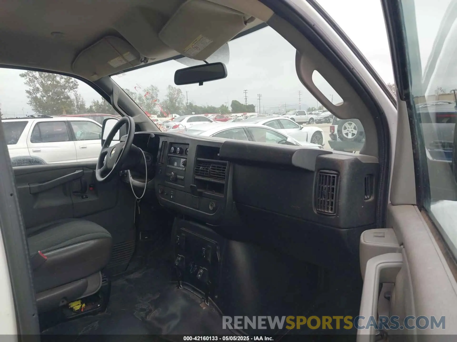 5 fotografías del automóvil dañado 1GCWGAFG9L1268012 CHEVROLET EXPRESS CARGO 2020